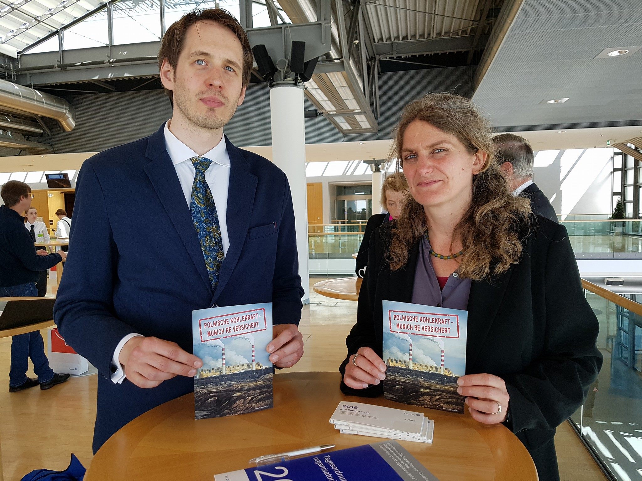 Regine Richter und Jan Chudzynski auf der Hauptversammlung der Munich Re