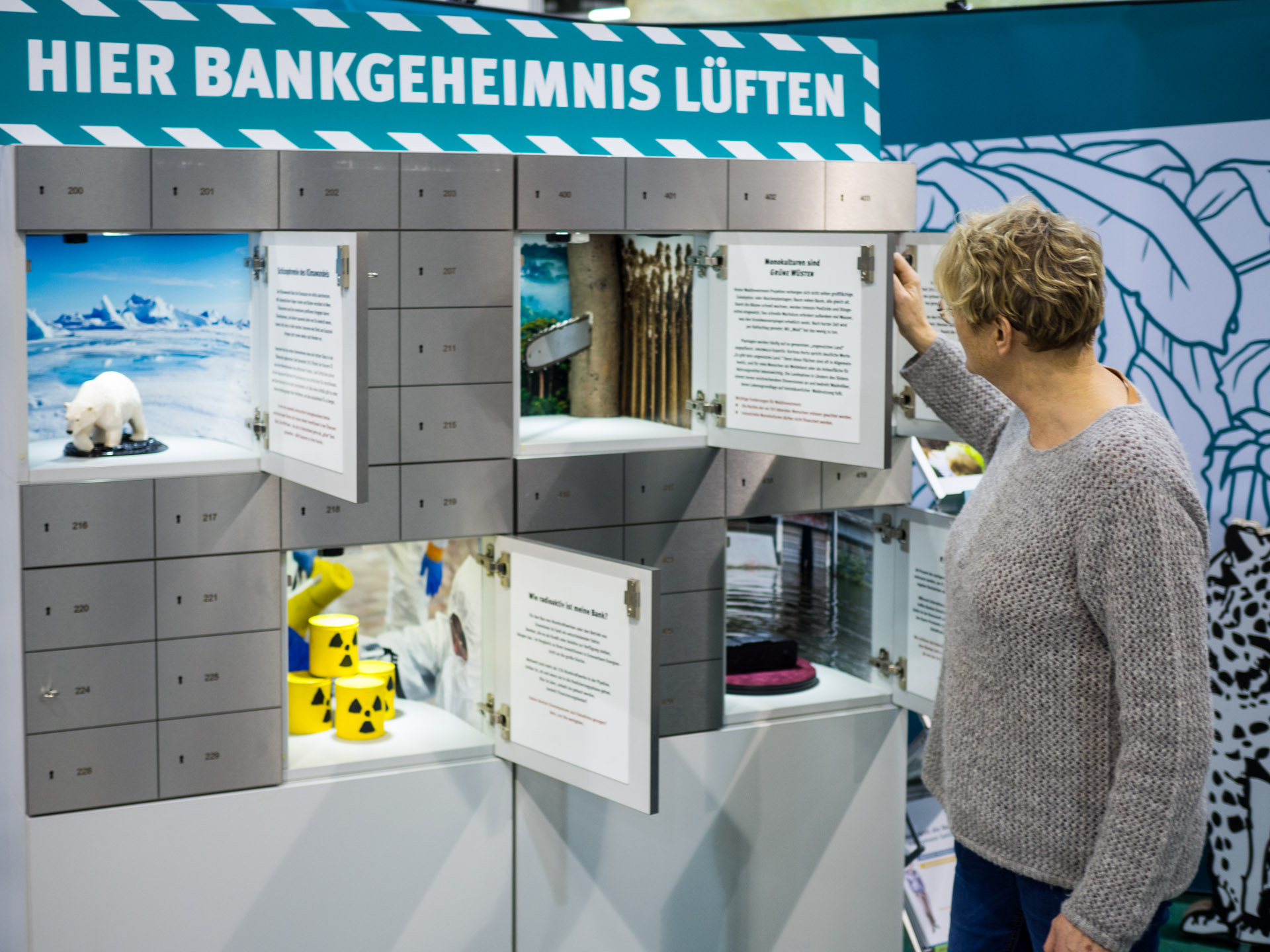 Agnes Dieckmann am urgewald-Messestand