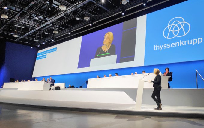 Barbara Happe spricht auf der Aktionärsversammlung von Thyssenkrupp