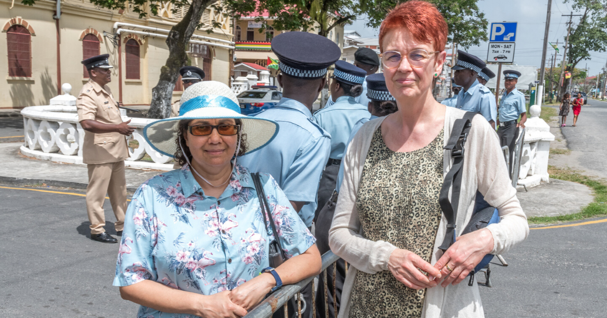 Melinda und Ute vor dem High Court