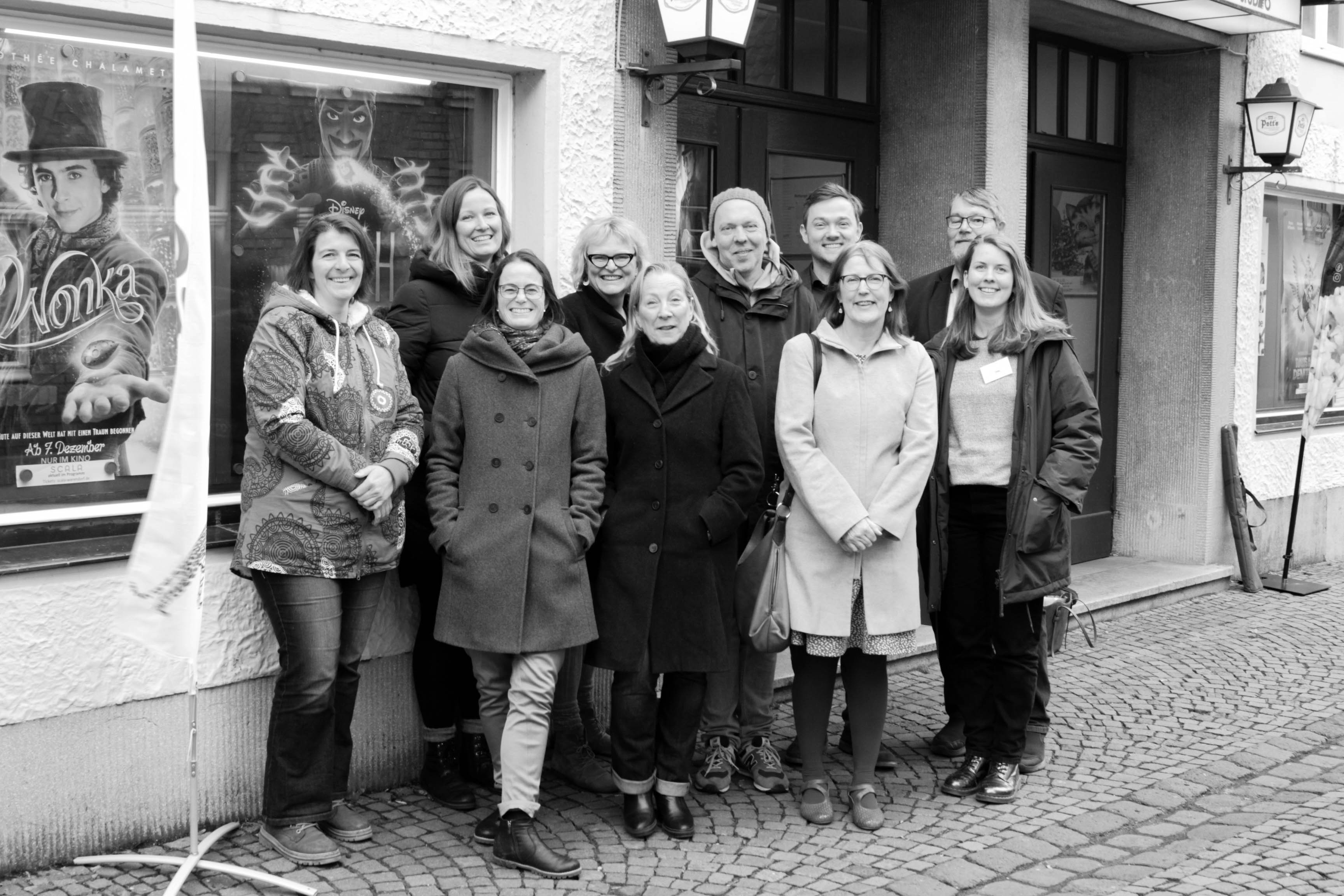 urgewald-Team und Bürgermeister von Warendorf Peter Horstmann vor dem Kino in Warendorf