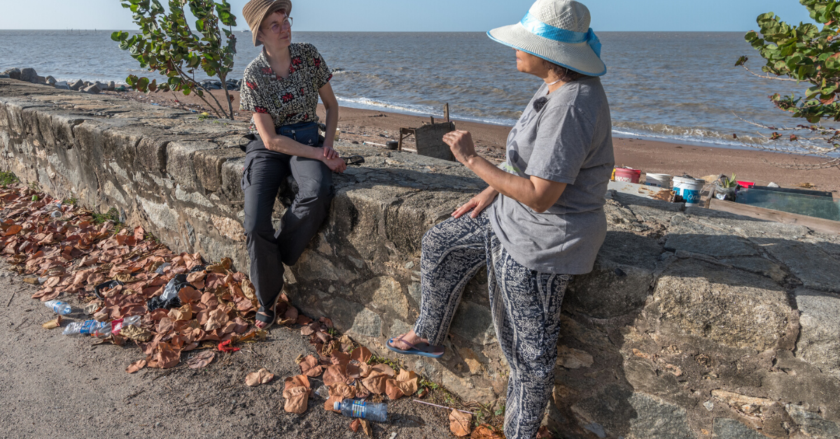 Ute und Melinda sitzen auf der Seawall