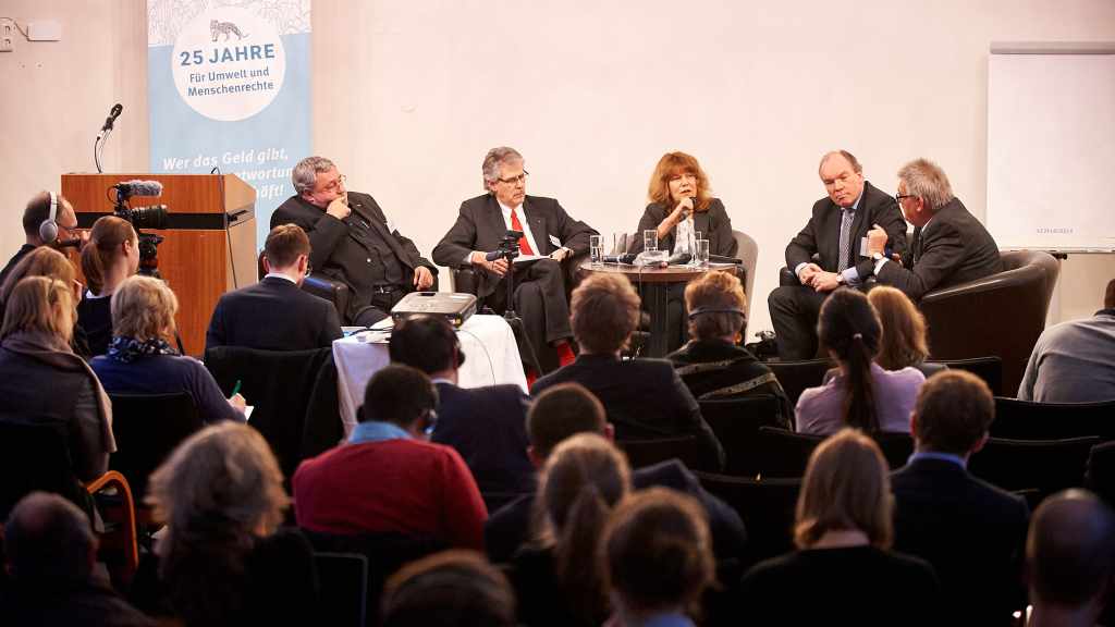 Parliamentarians discuss at meeting in Berlin