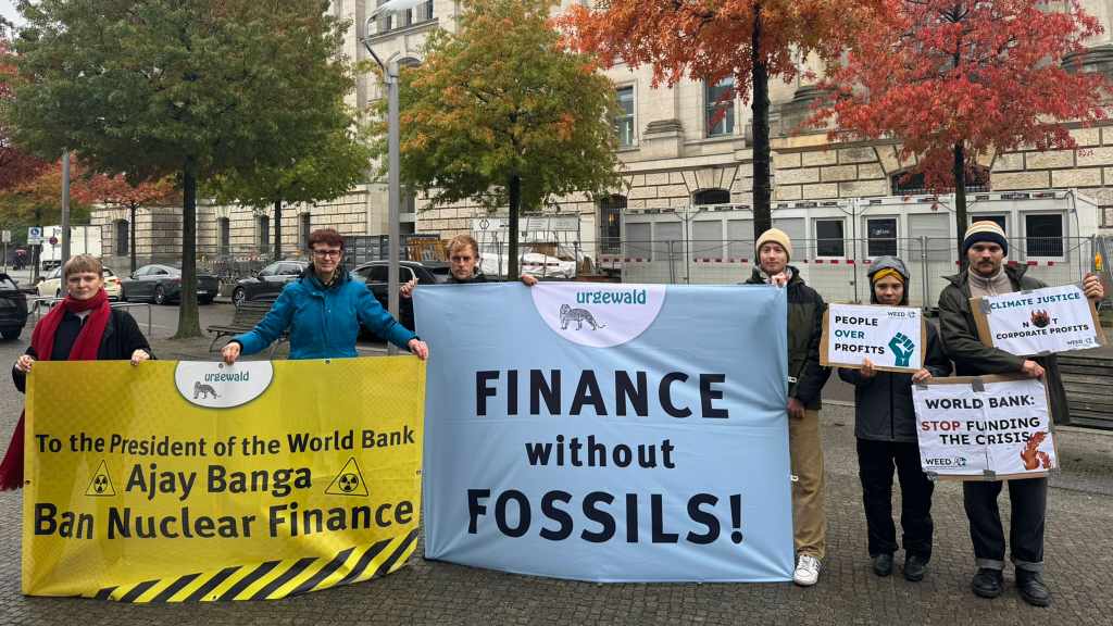 Ajay Banga in Berlin Protest / Weltbank / Atom