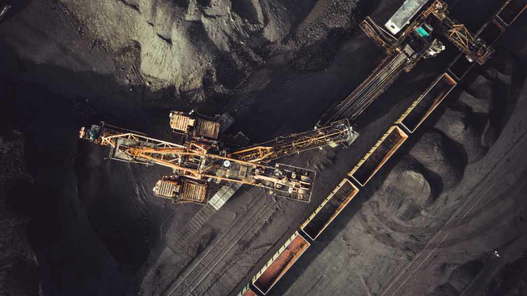 Kohlemine von oben: Bagger belädt Güterzug