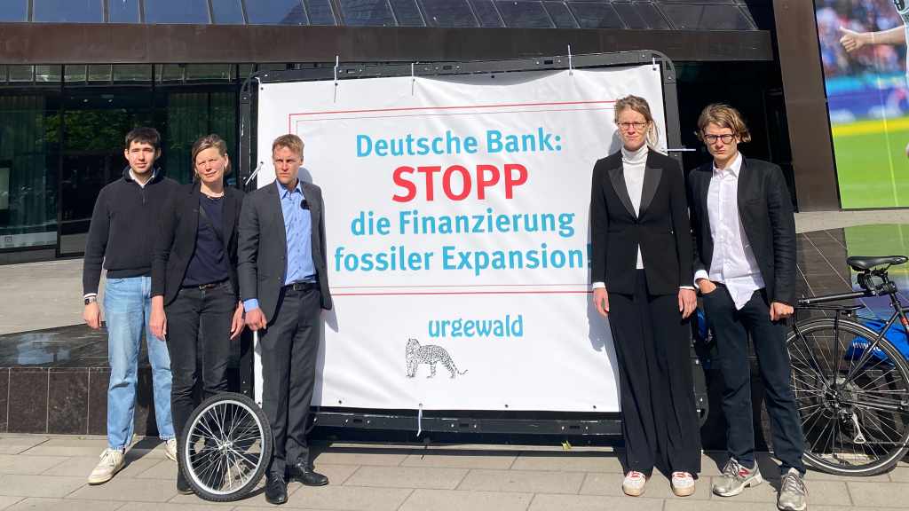 Protest vor der Deutschen Bank Filiale