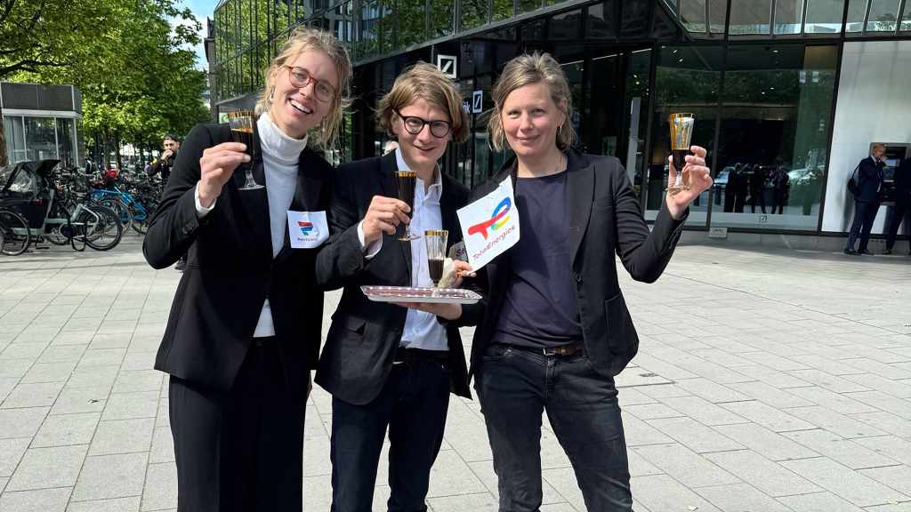 Protest vor der Deutschen Bank Filiale