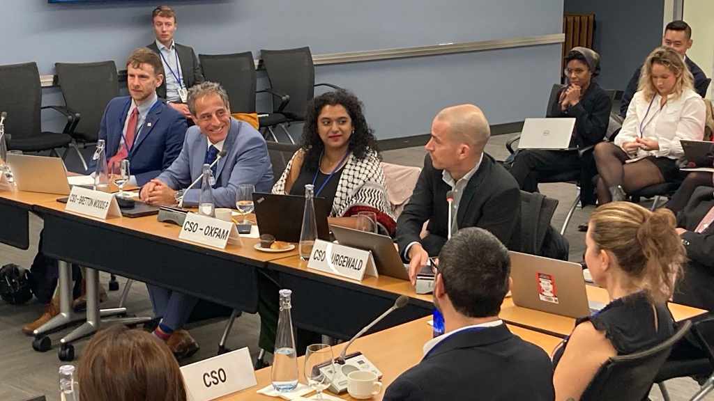 Campaigner Dustin Schäfer am Tisch mit CSOs & Entscheidungsträger*innen der Weltbank