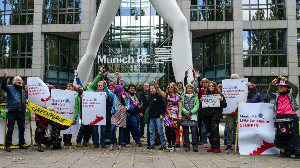 Protest vor dem Hauptsitz von MunichRe