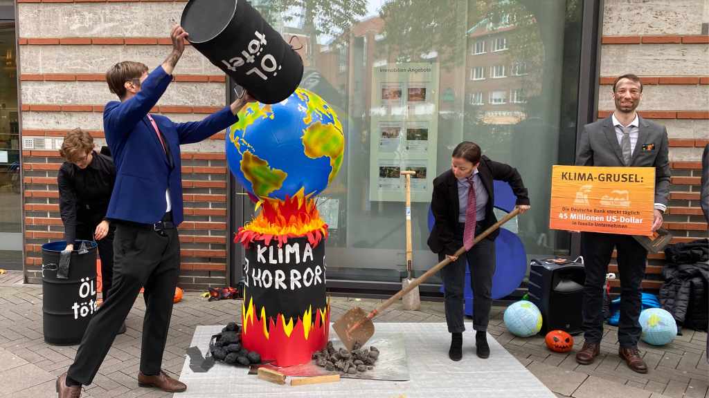 Protest gegen die fossilen Geschäfte der Deutschen Bank