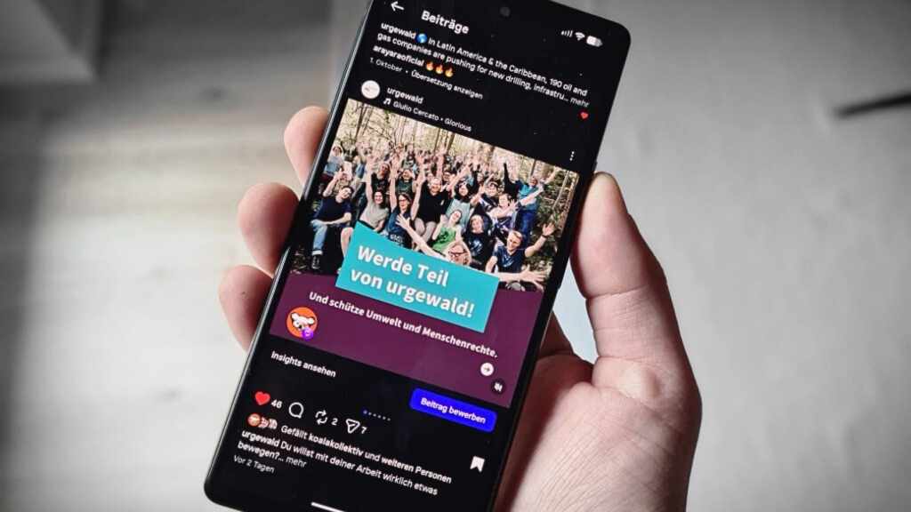 Smartphone zeigt das urgewald-Instagram-Profil