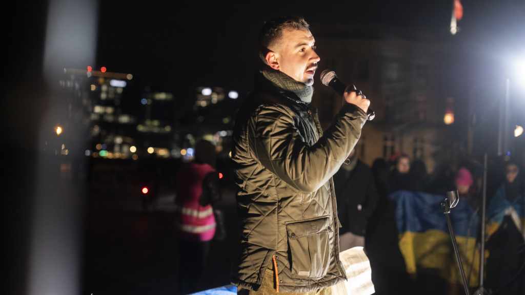 Alex Kirk speaken at a demonstration on sanctions on russia