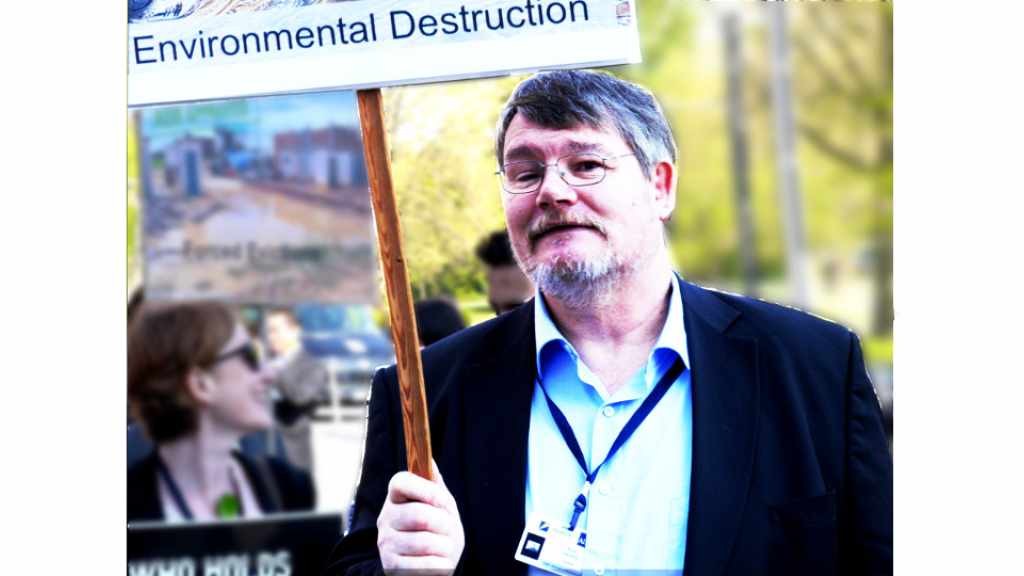 Knud Vöcking bei Protest gegen die Entwicklungsbank ADB in Frankfurt