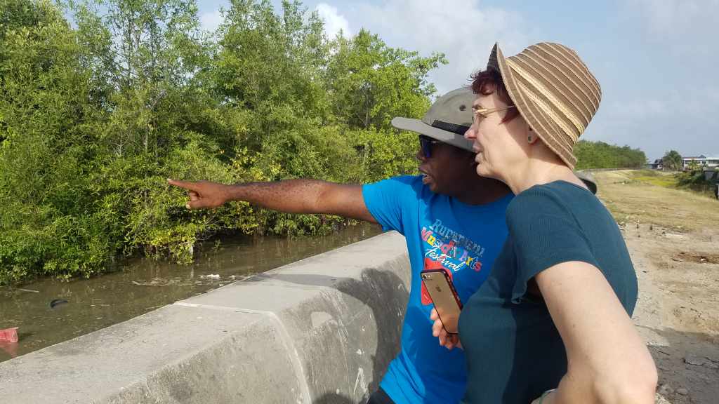 Luke erklärt Ute den Lebensraum Mangrovenwald