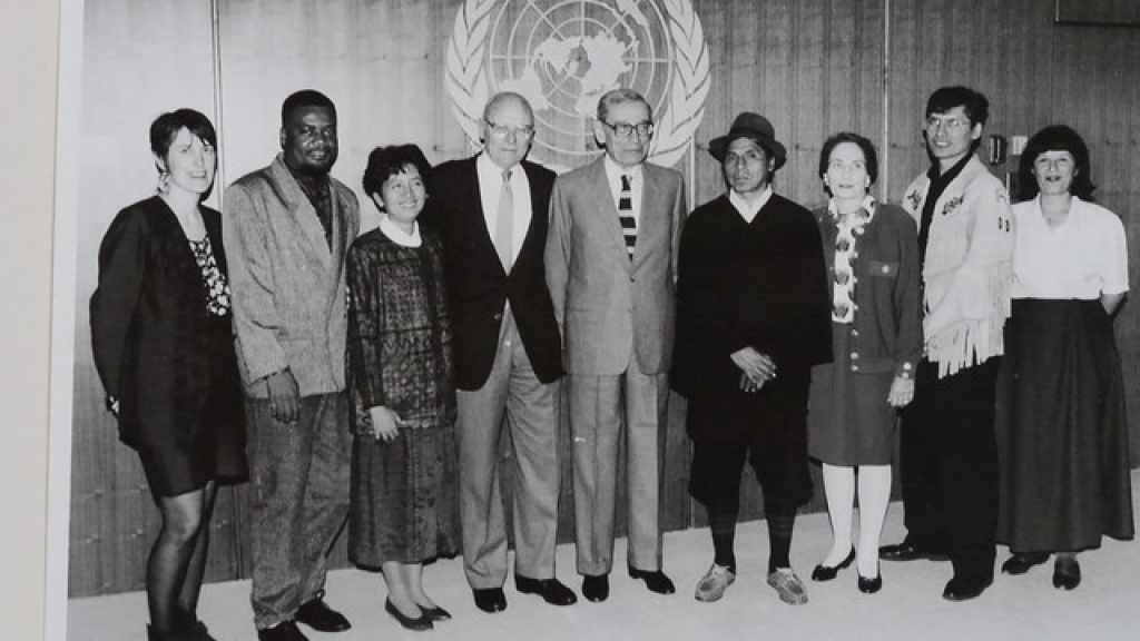 urgewald-Gründerin Heffa Schücking und die weiteren Goldman-PreisträgerInnen des Jahres 1994 treffen den damaligen UN-Generalsektretär Boutros Boutros-Ghali in New York. 