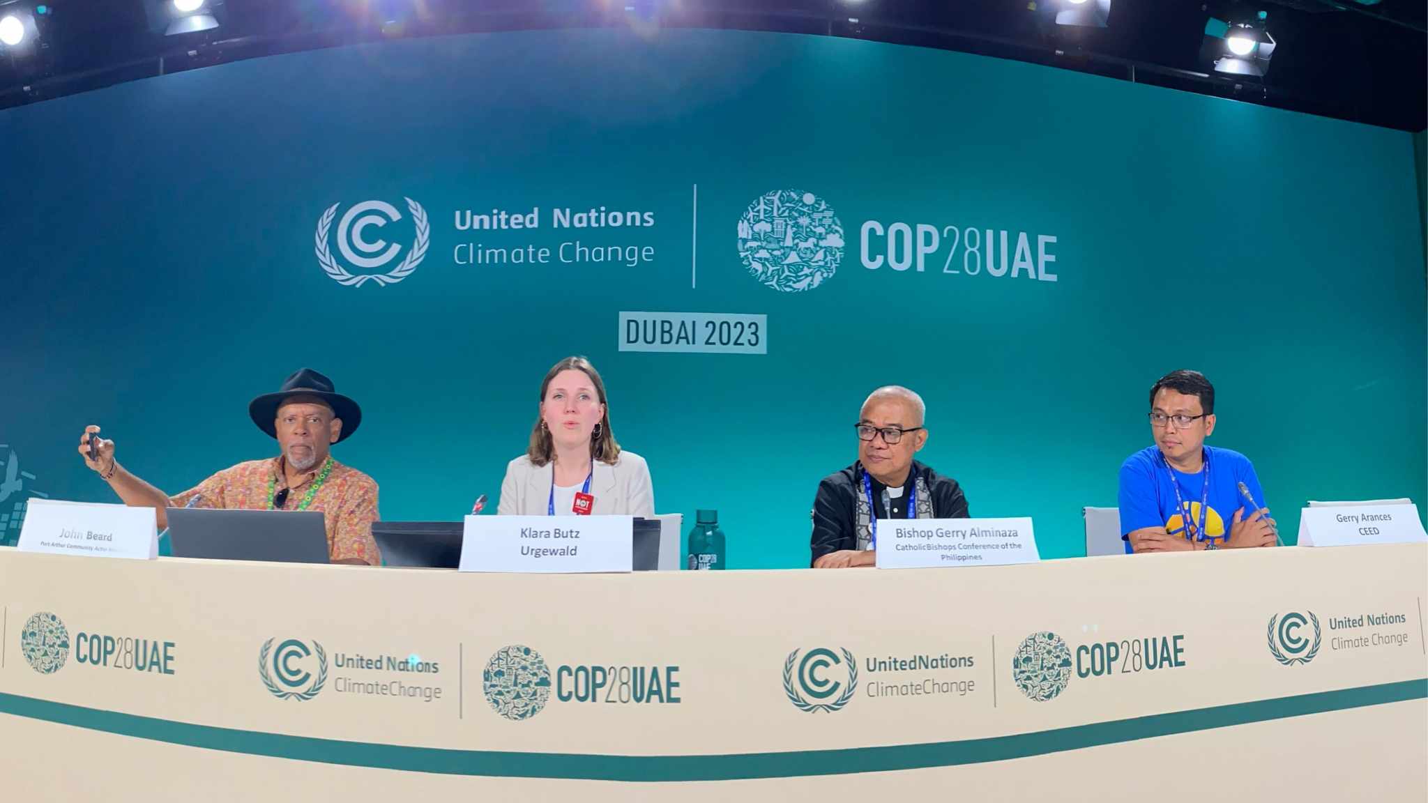 Campaignerin Klara Butz mit Partnern auf der COP