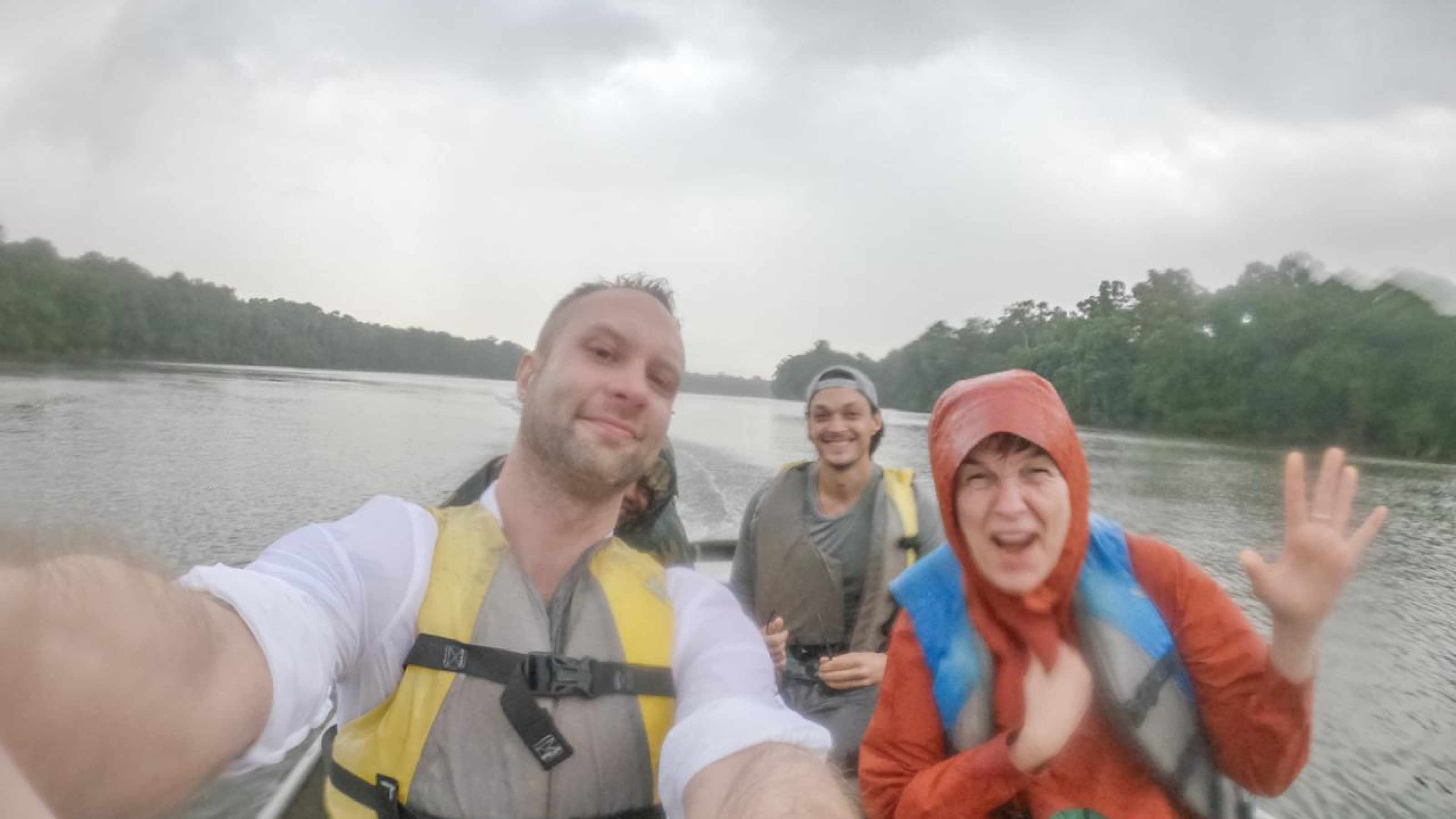 Der Regen hat uns auf dem Fluss voll erwischt.