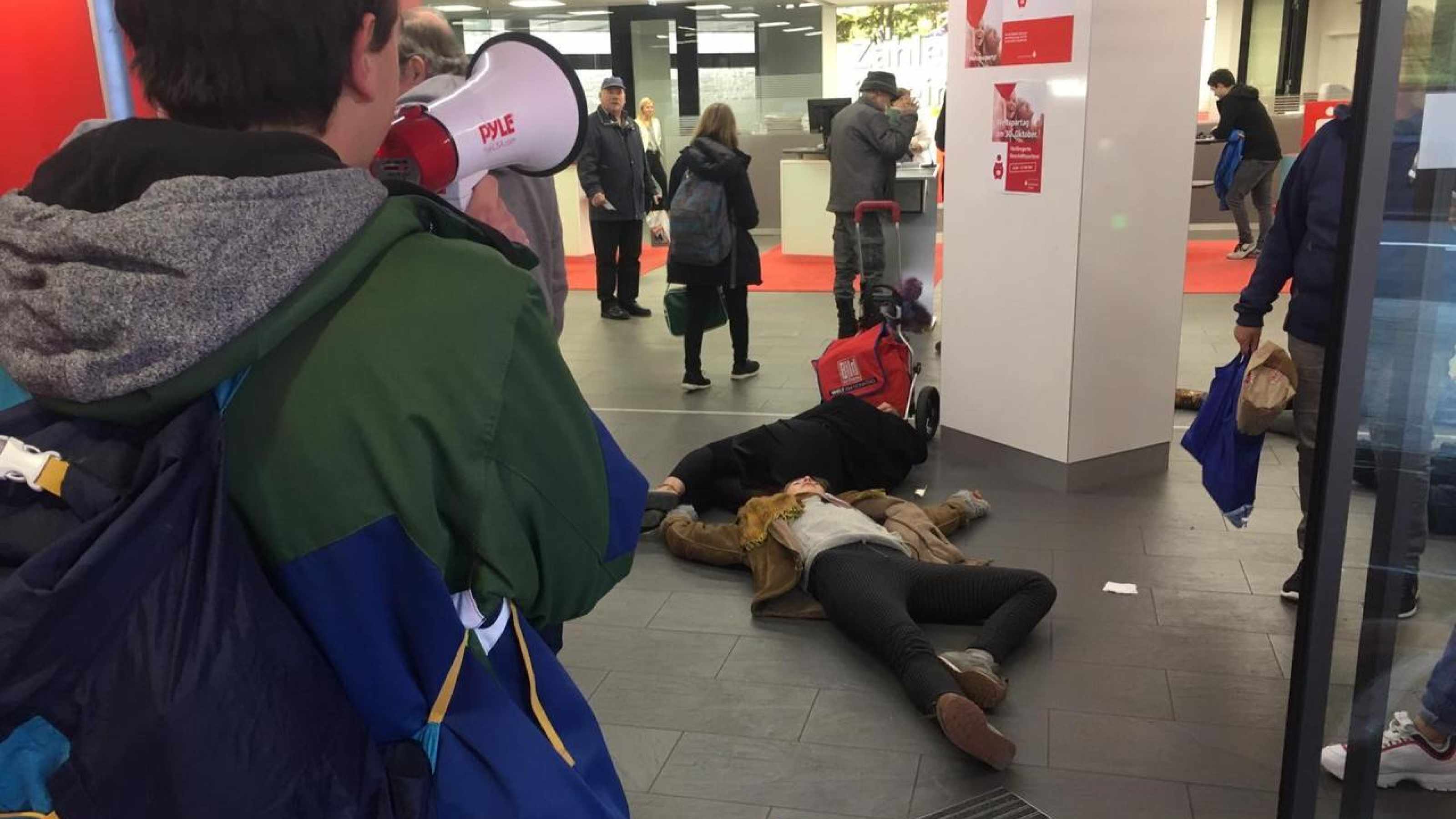 Proteste vor der Sparkasse 