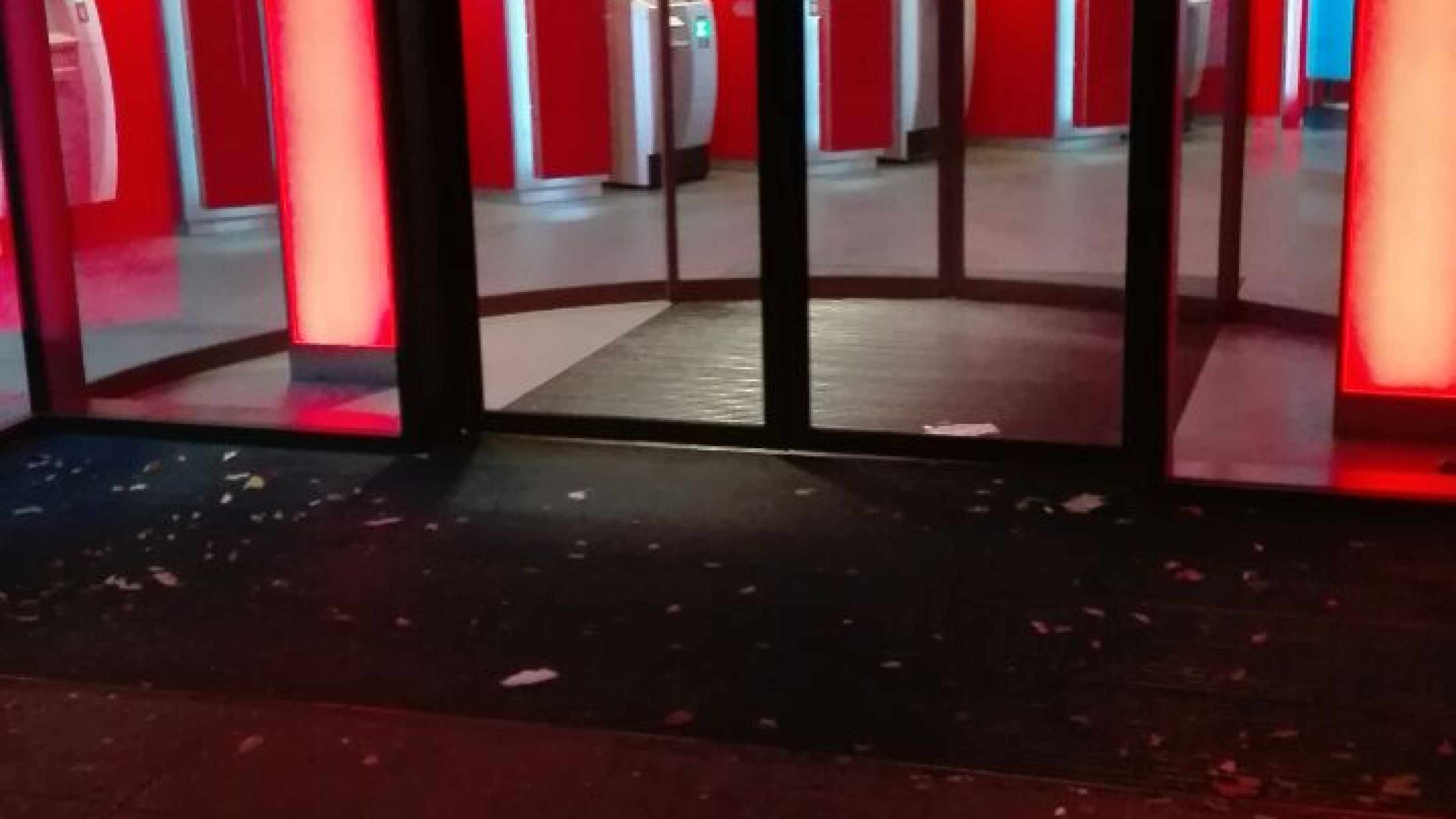 Proteste vor der Sparkasse 