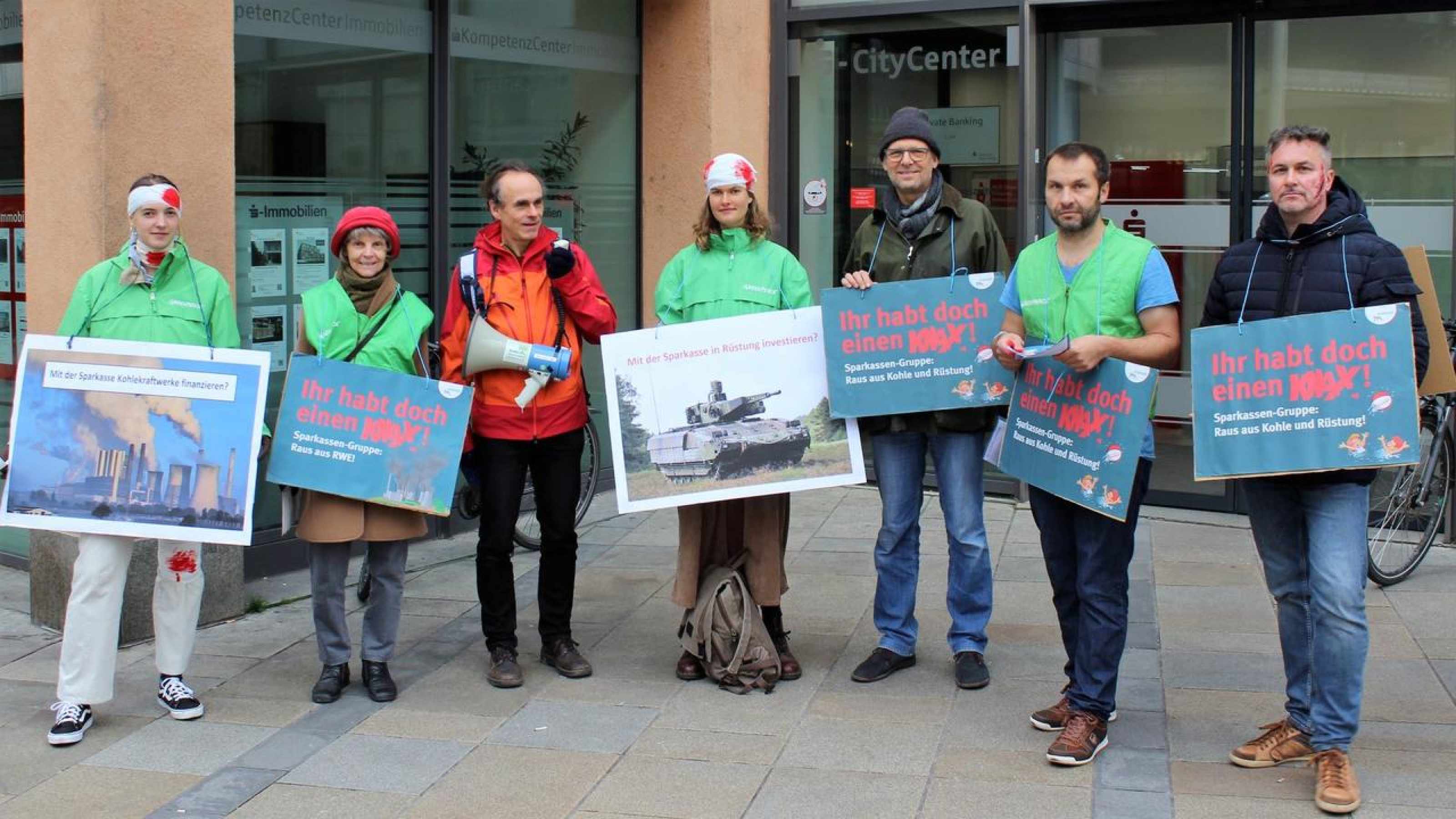 Proteste vor der Sparkasse 