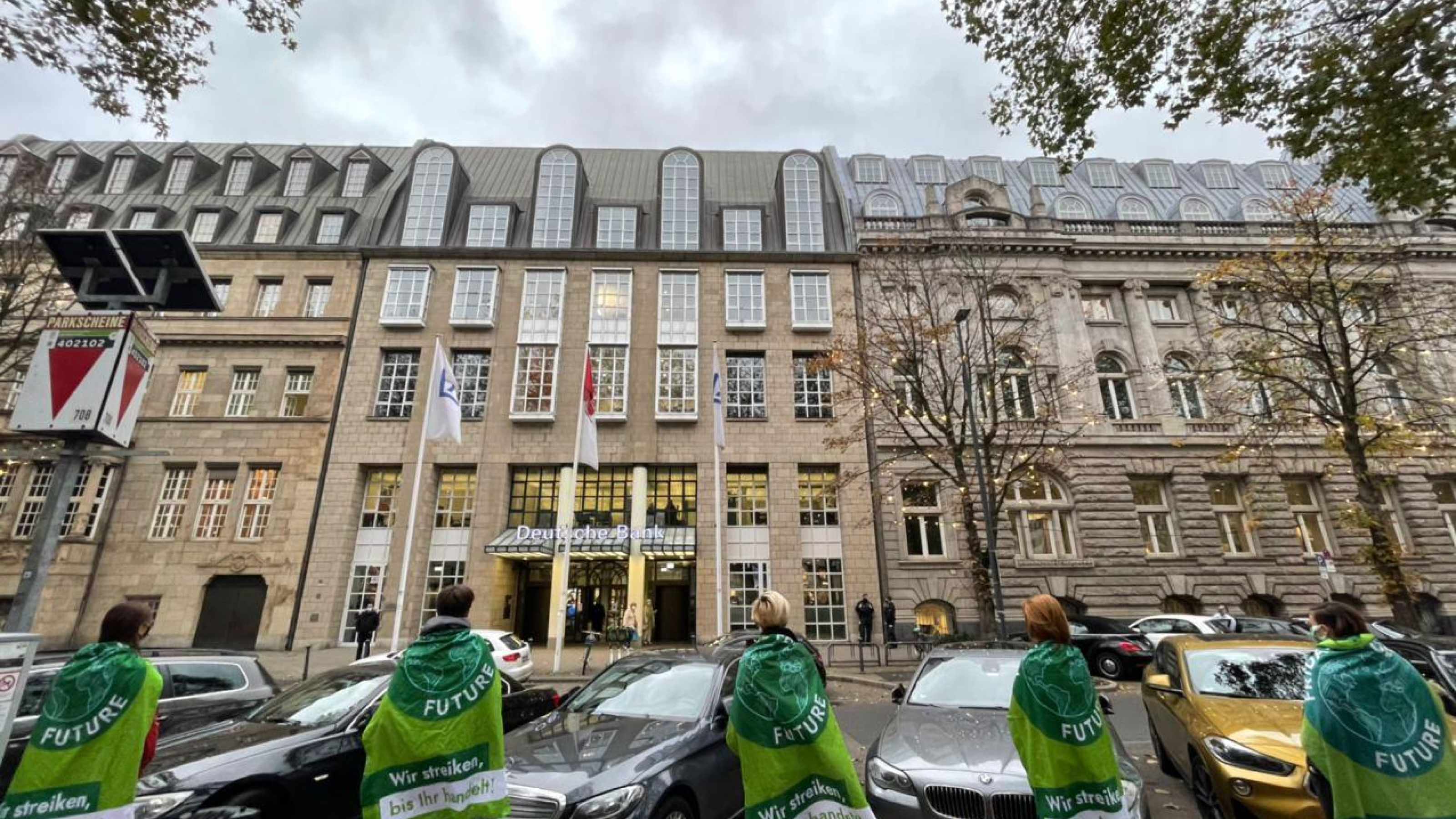 Fridays for Future Düsseldorf vor der Deutschen Bank