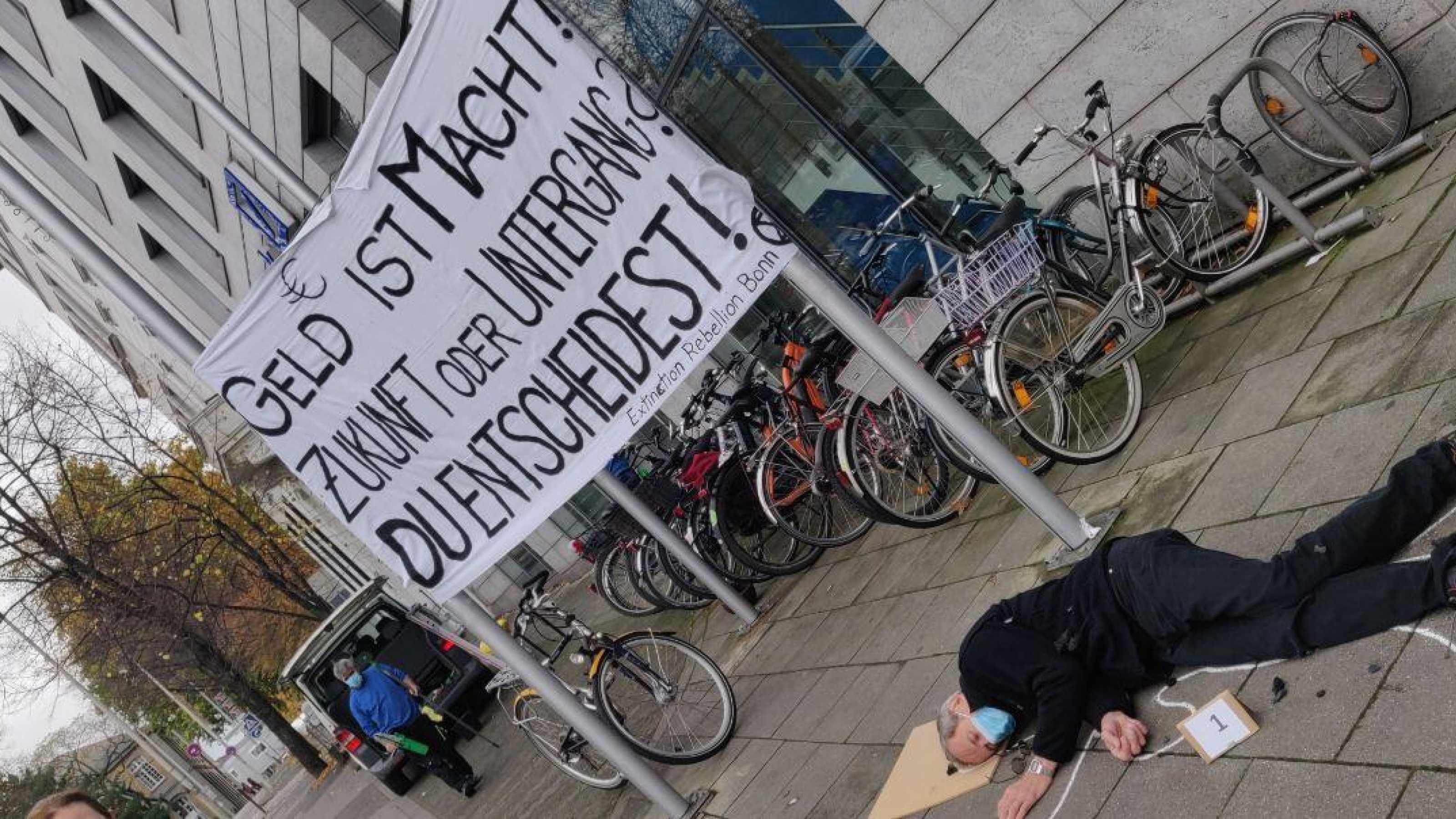 Die In vor Deutscher Bank in Bonn