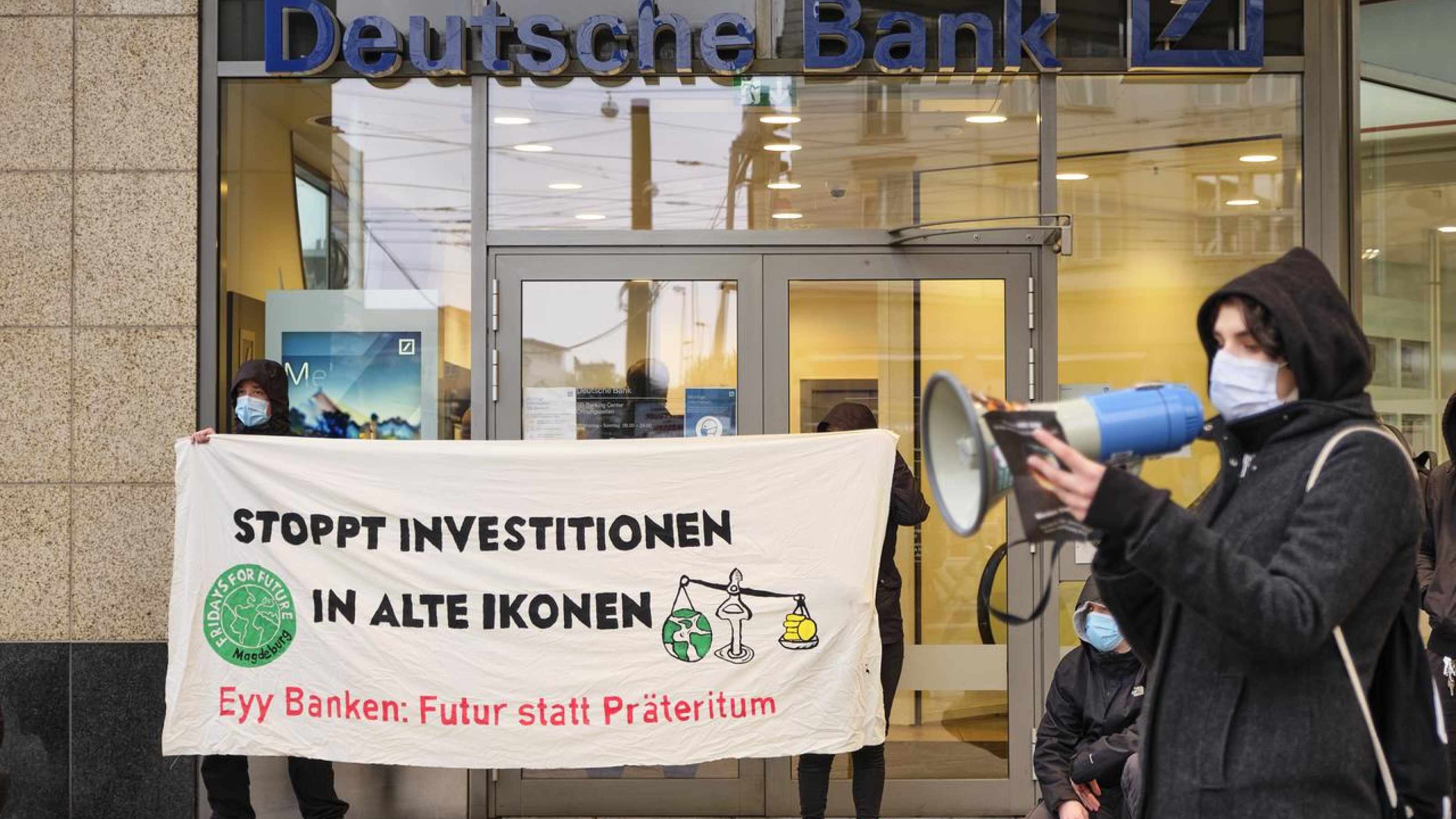 Fridays for Future Magdeburg vor Deutscher Bank