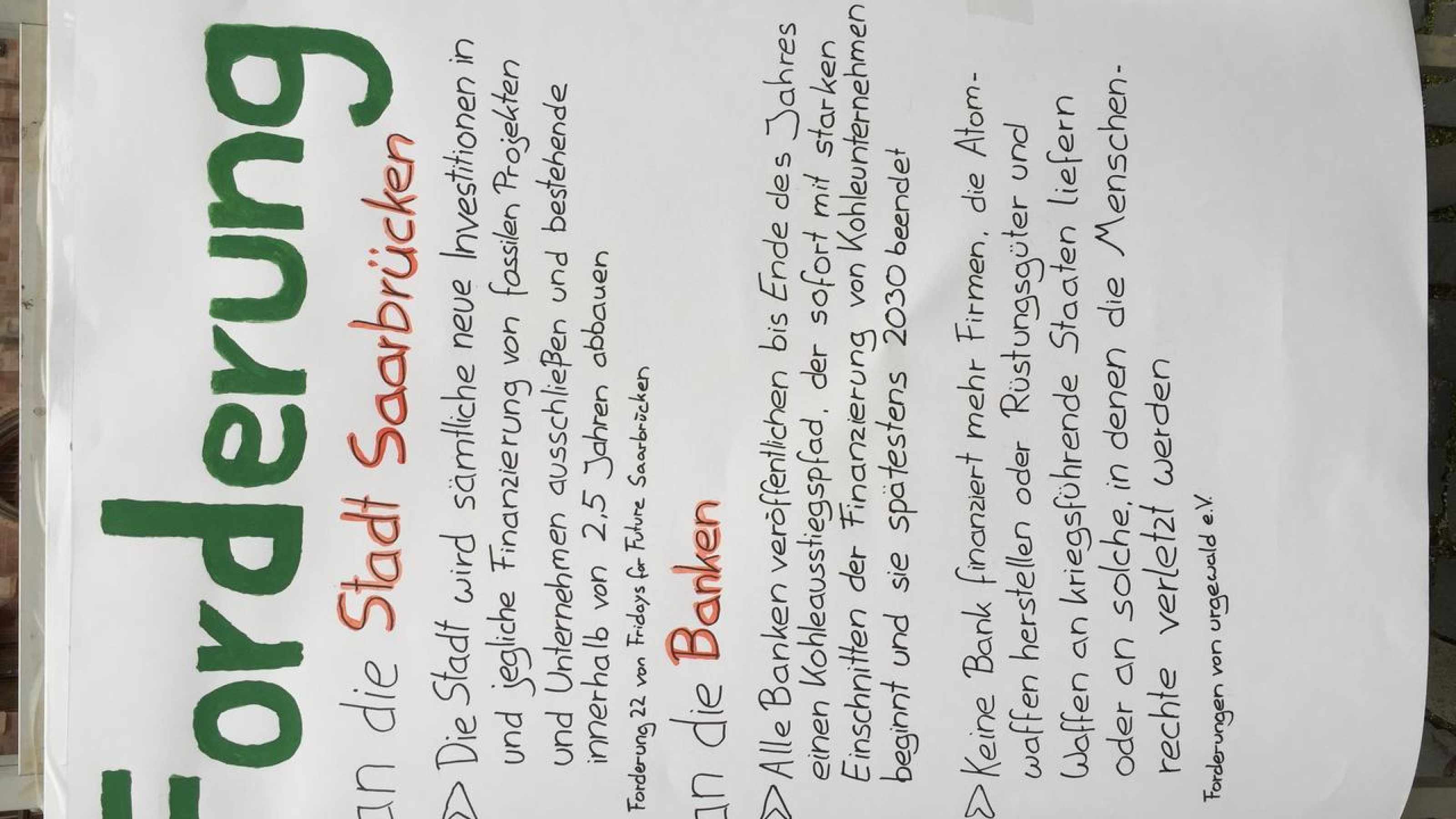 Aktion von Transition Town Saarbrücken und Fridays For Future vor der Sparkasse