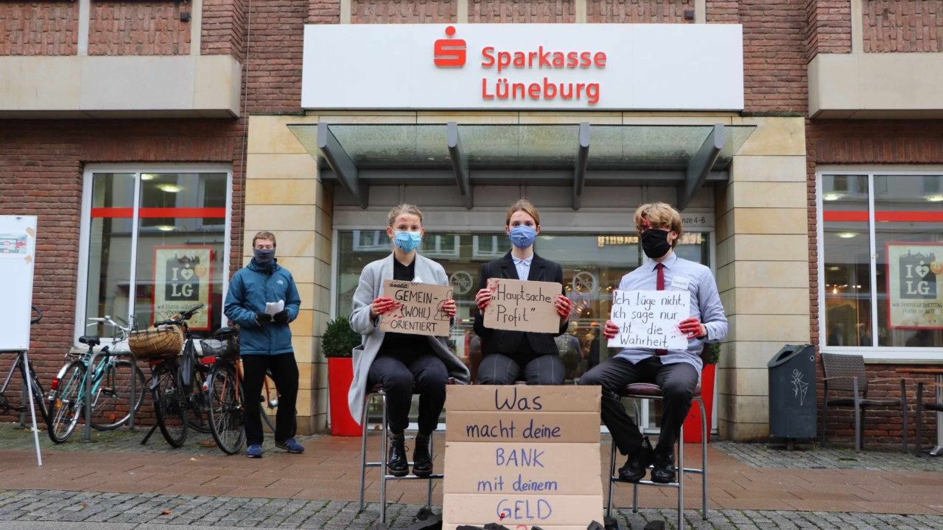 Fossil Free Lüneburg vor der Sparkasse