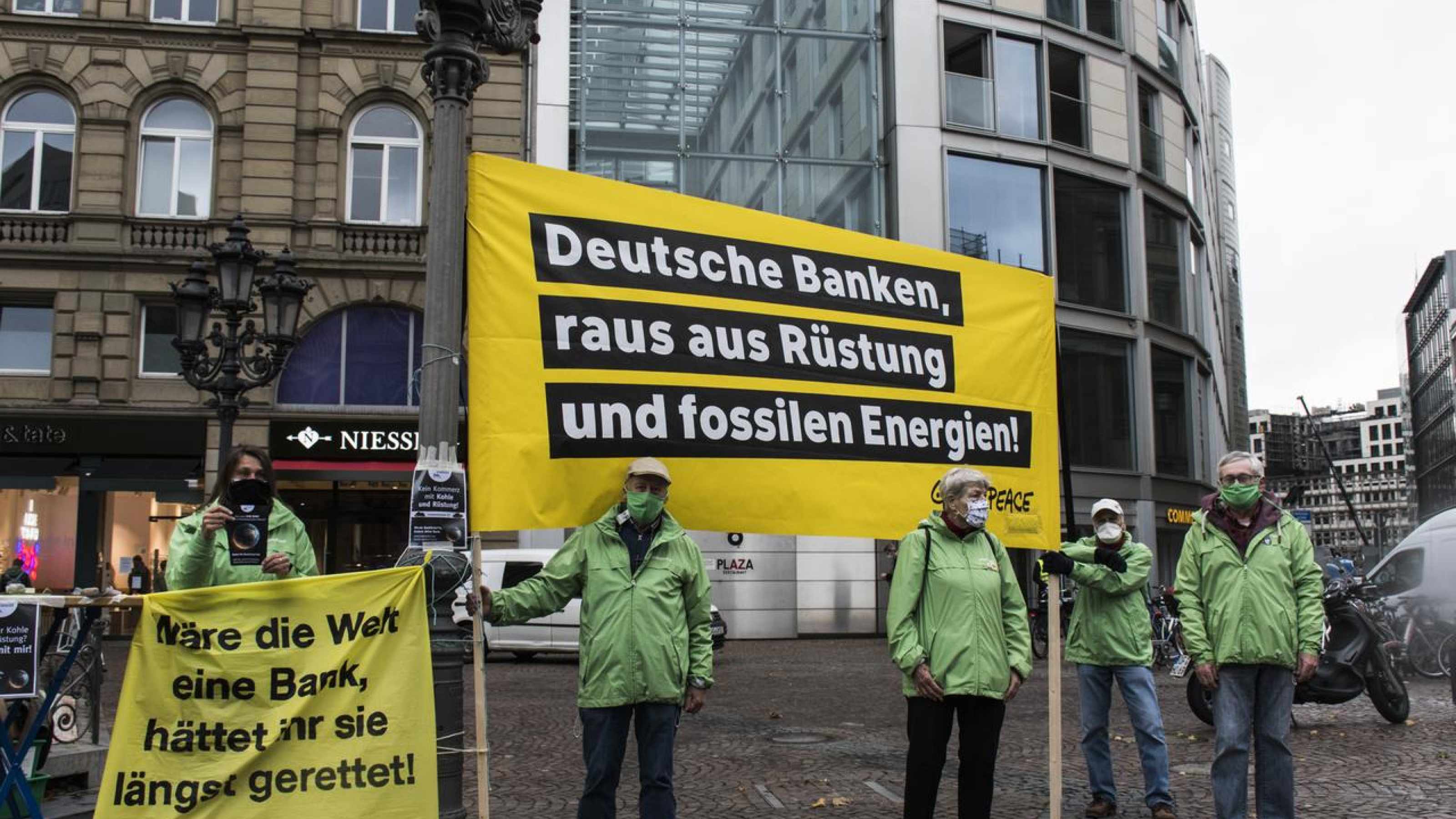 Greenpeace Frankfurt vor der Commerzbank