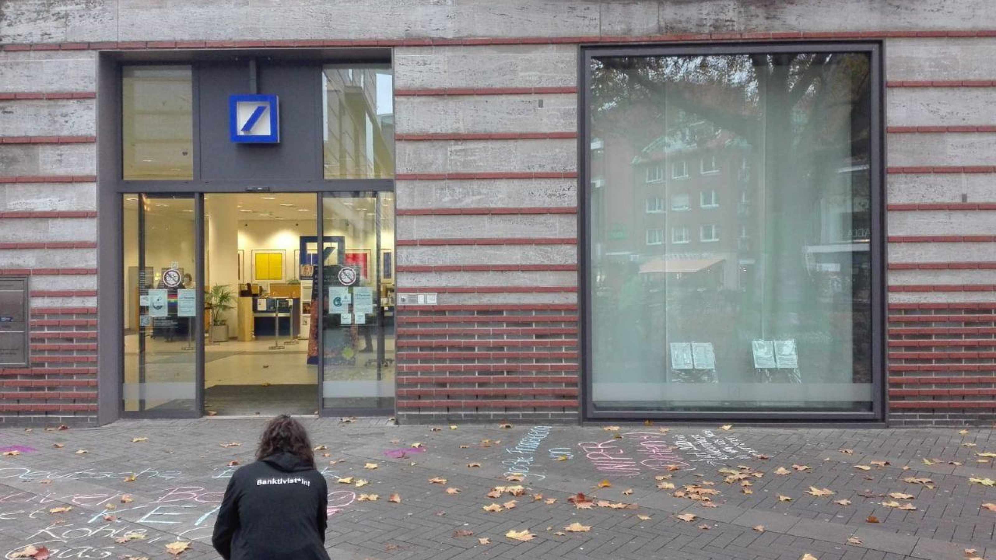 Kreideaktion vor der Deutschen Bank in Münster