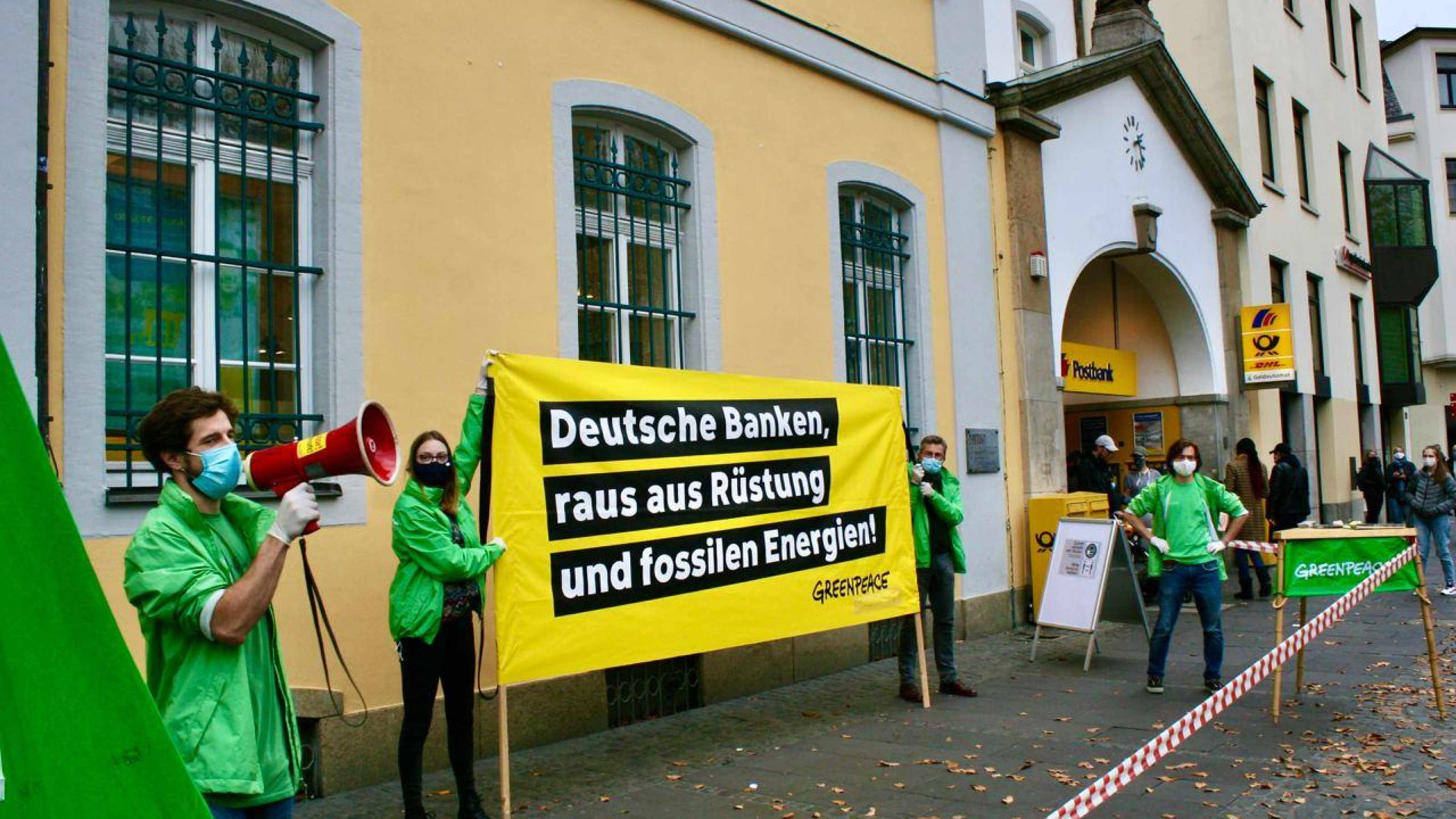 Greenpeace Bonn vor der Postbank