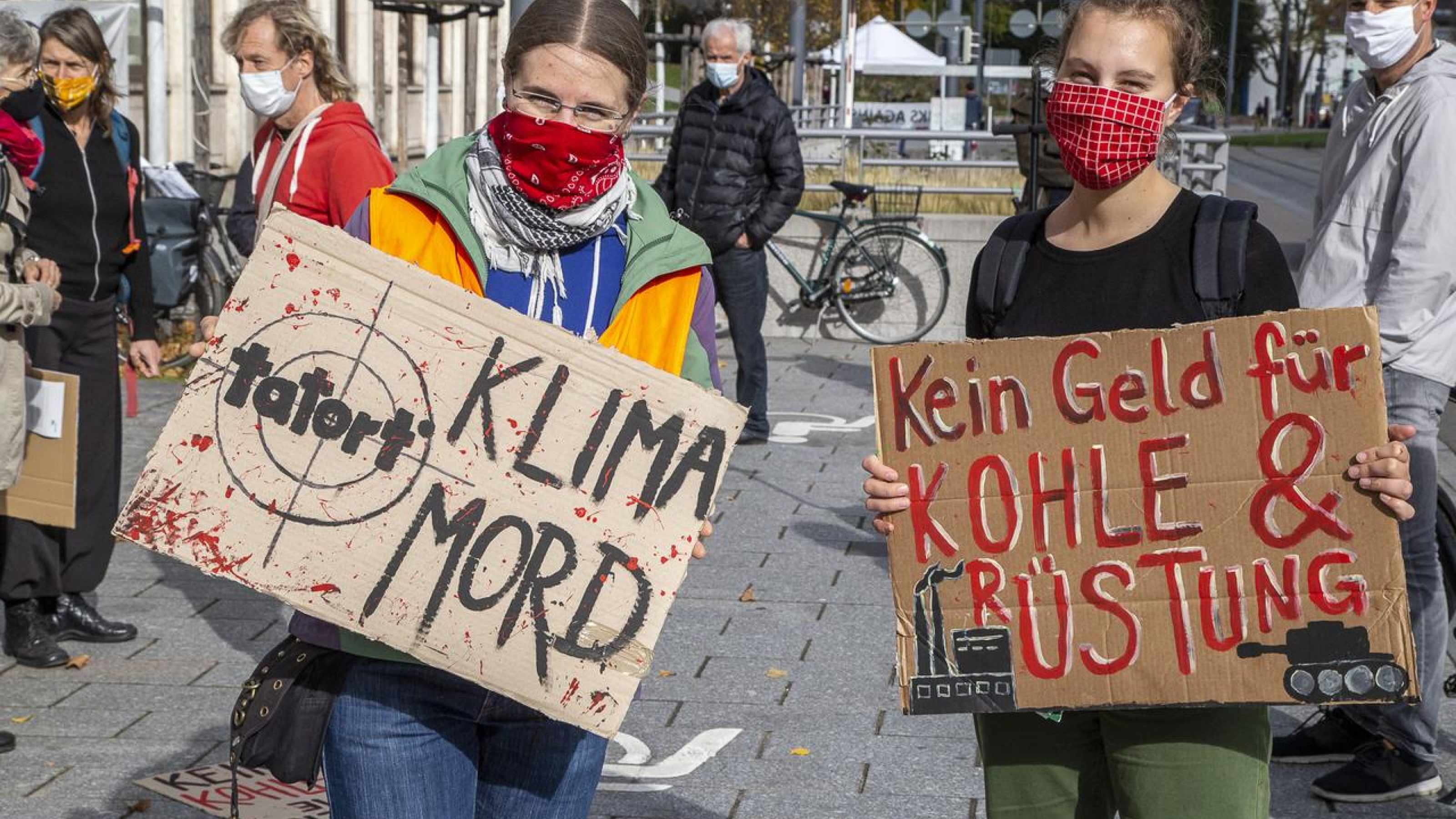 Aktivisti mit Schildern in Freiburg