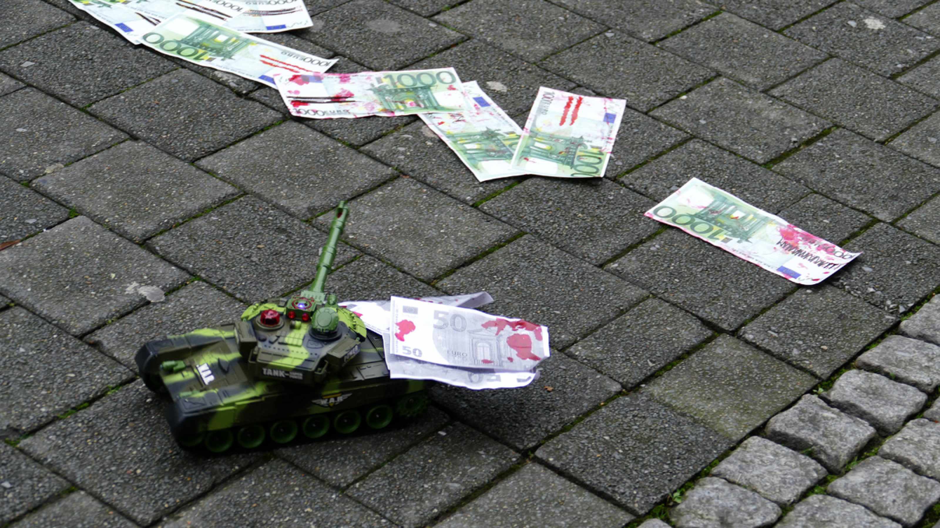 Fridays for Future und XR Recklinghausen mit Spielzeugpanzer