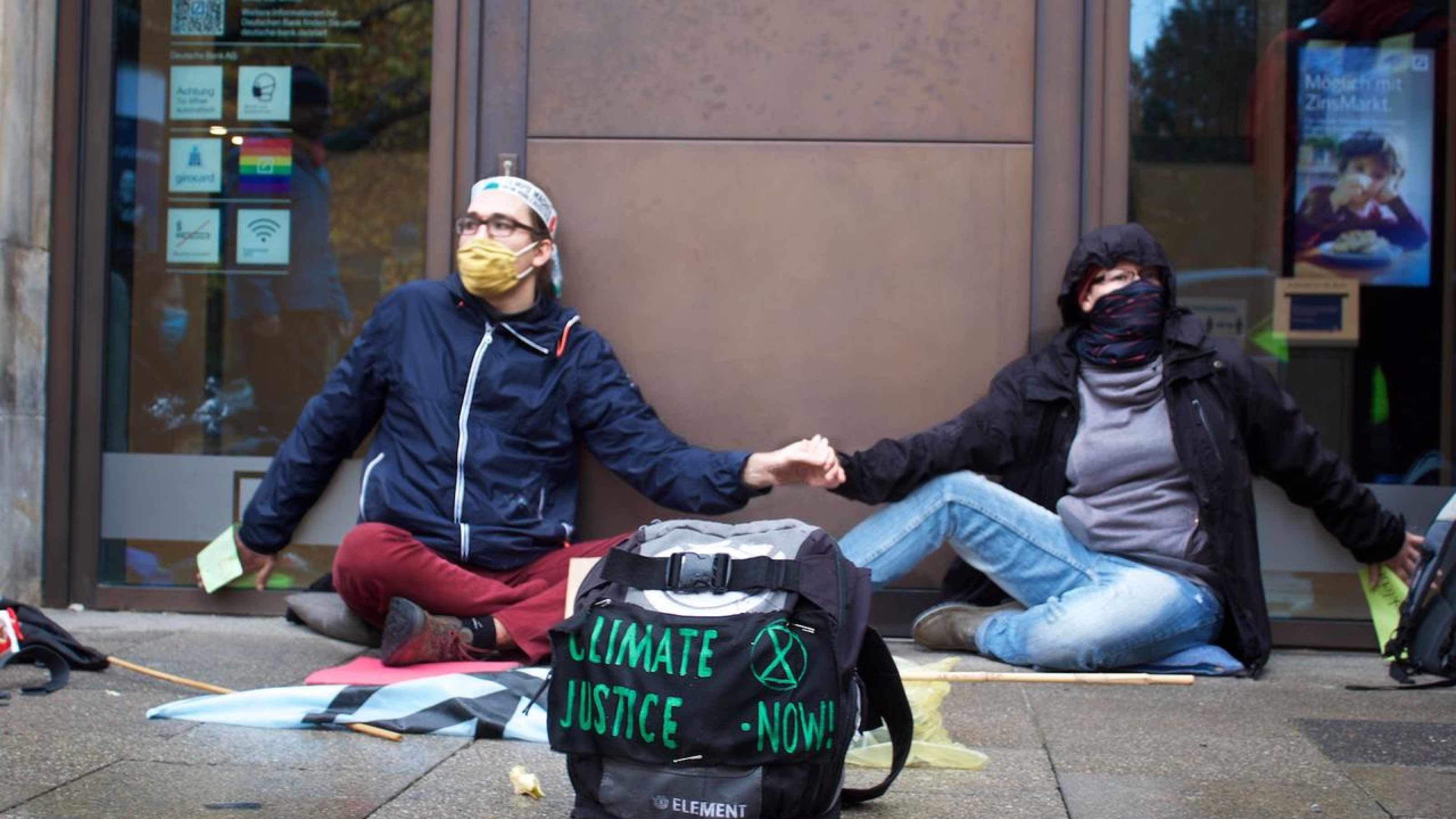 XR Hannover vor der Deutschen Bank