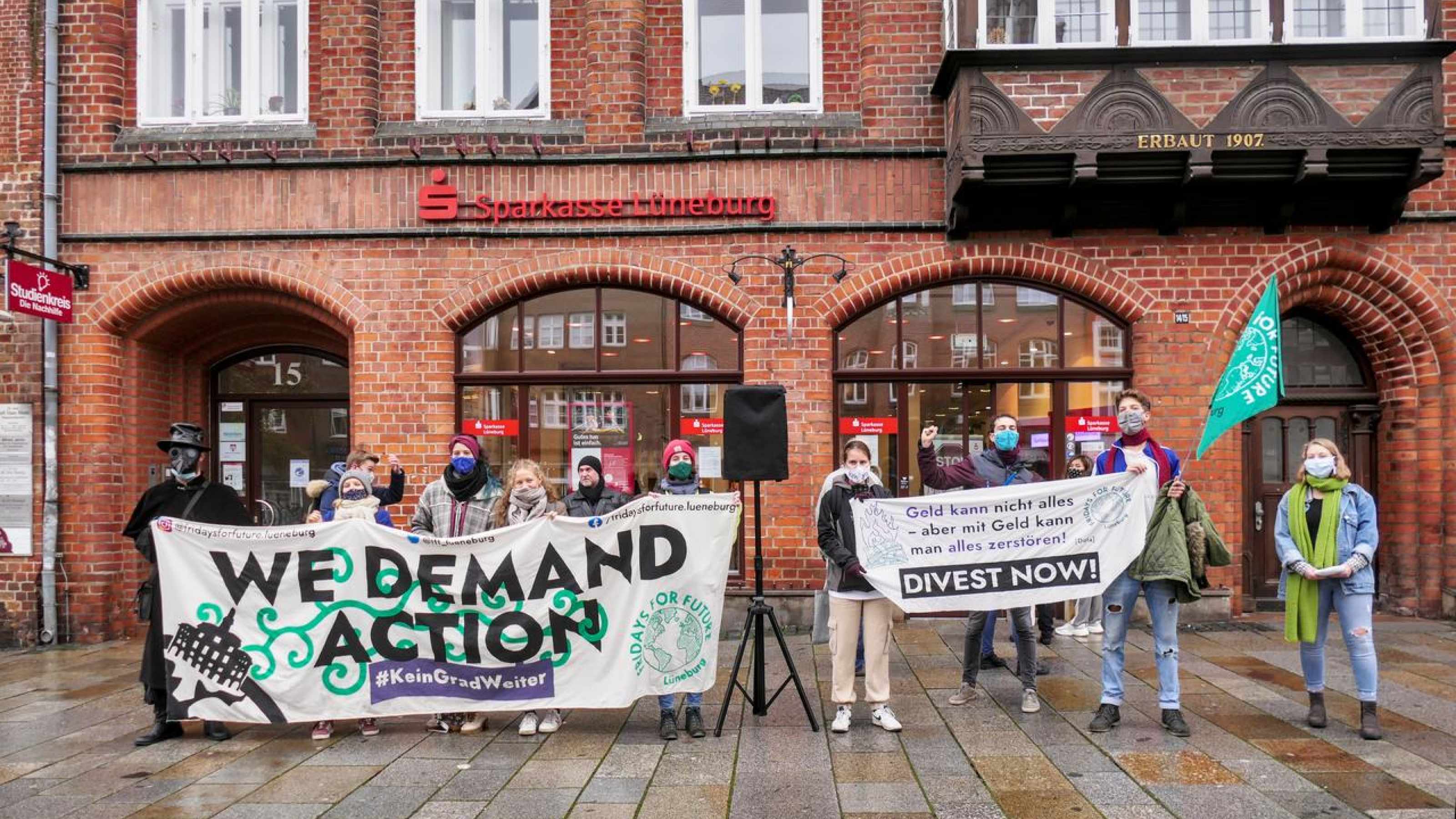 FfF Lüneburg vor der Sparkasse