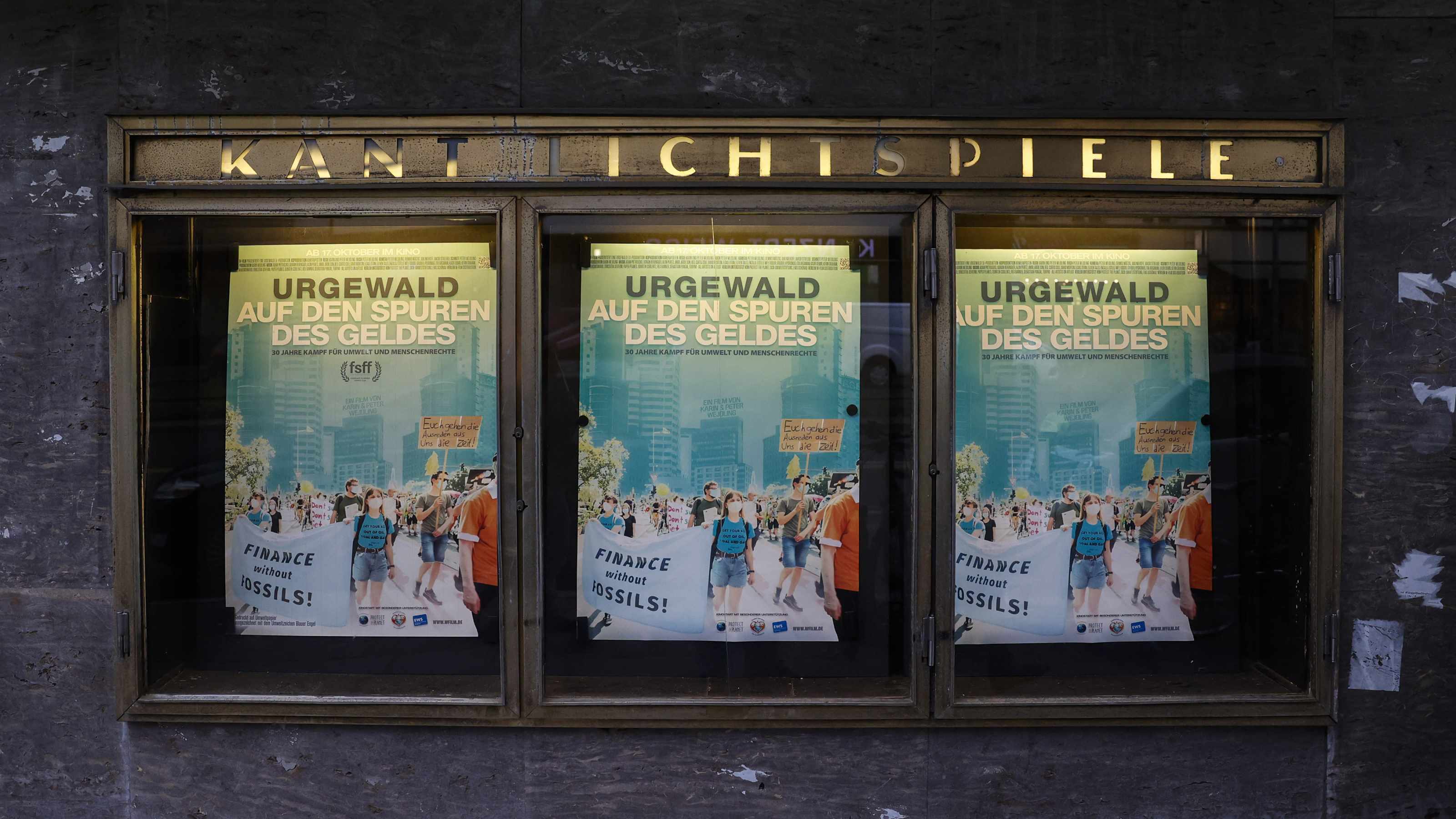  urgewald-Film Plakate angeschlagen am Kant Kino