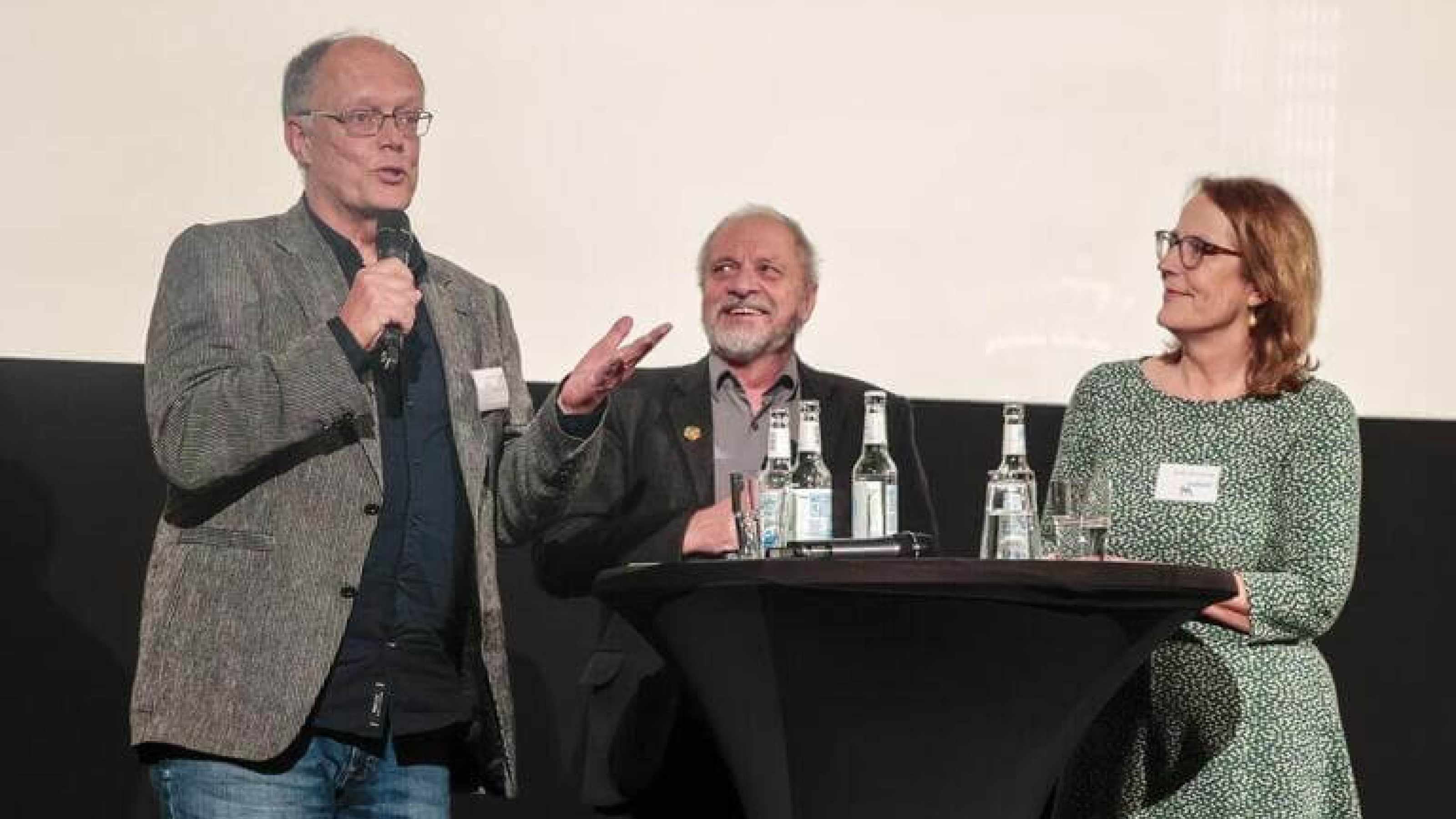 urgewald-Gründerin Heffa Schücking, Regisseur Peter Wejdling und Moderator Bernward Geier im Gespräch auf der Bühne 