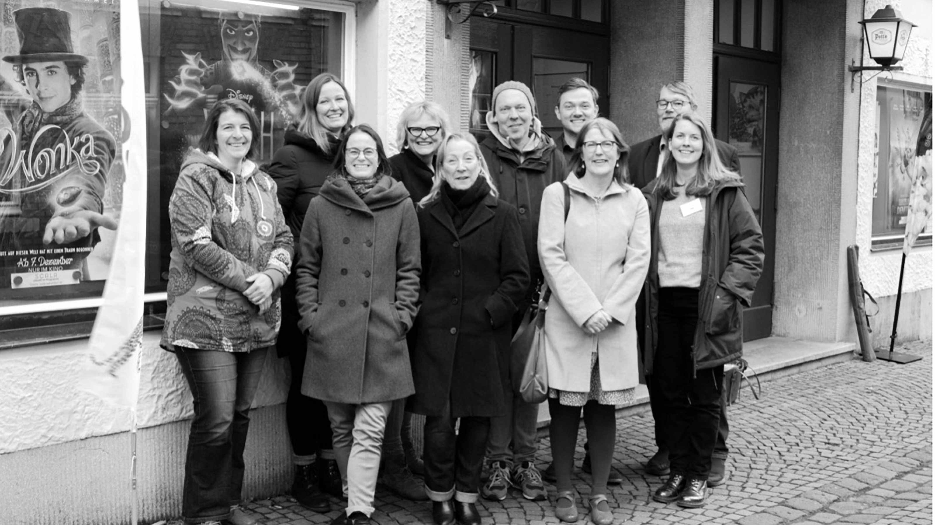 urgewald-Team und Bürgermeister von Warendorf Peter Horstmann vor dem Kino in Warendorf | Foto:urgewald