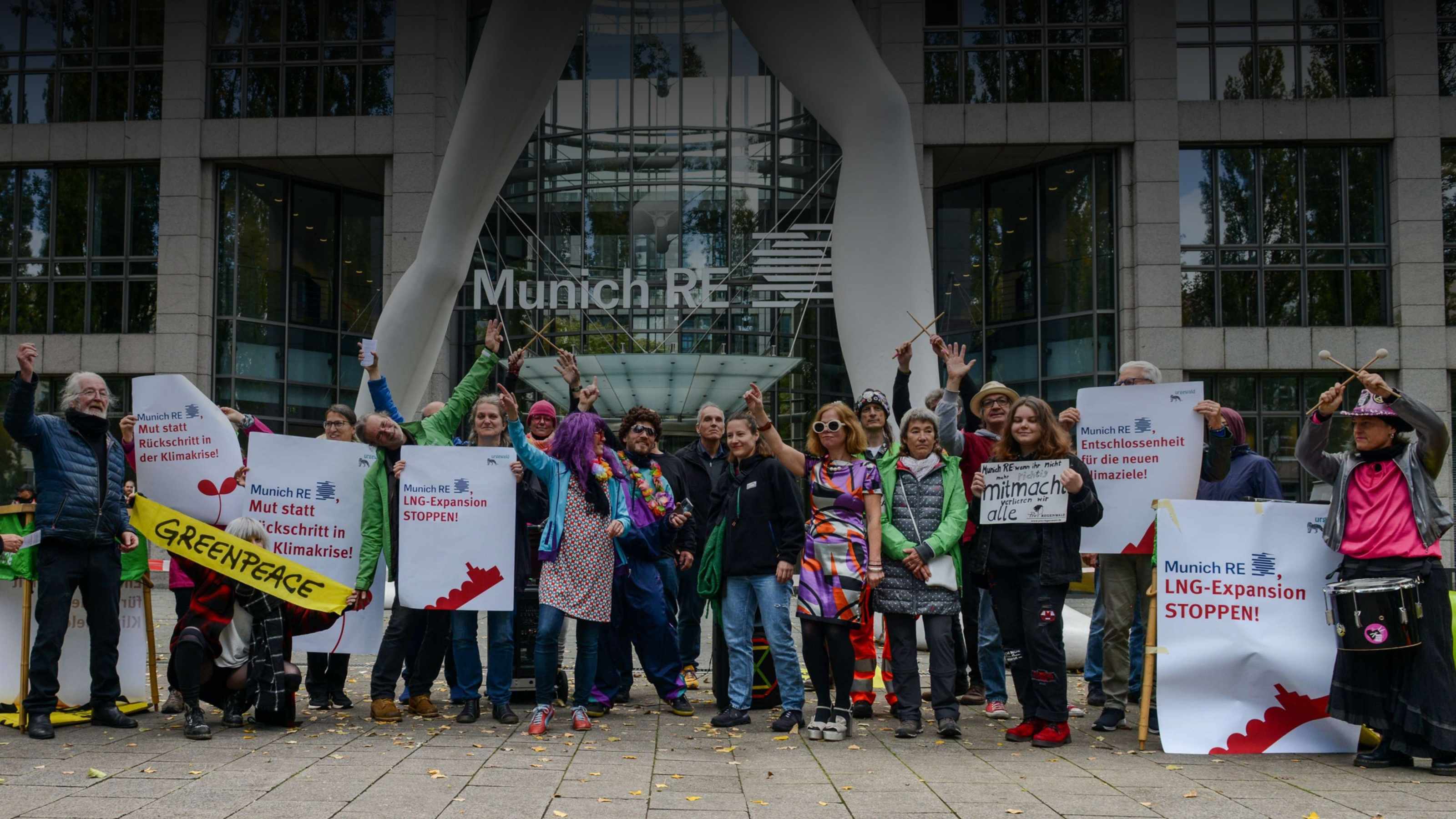 Protest vor der Munich Re Zentrale