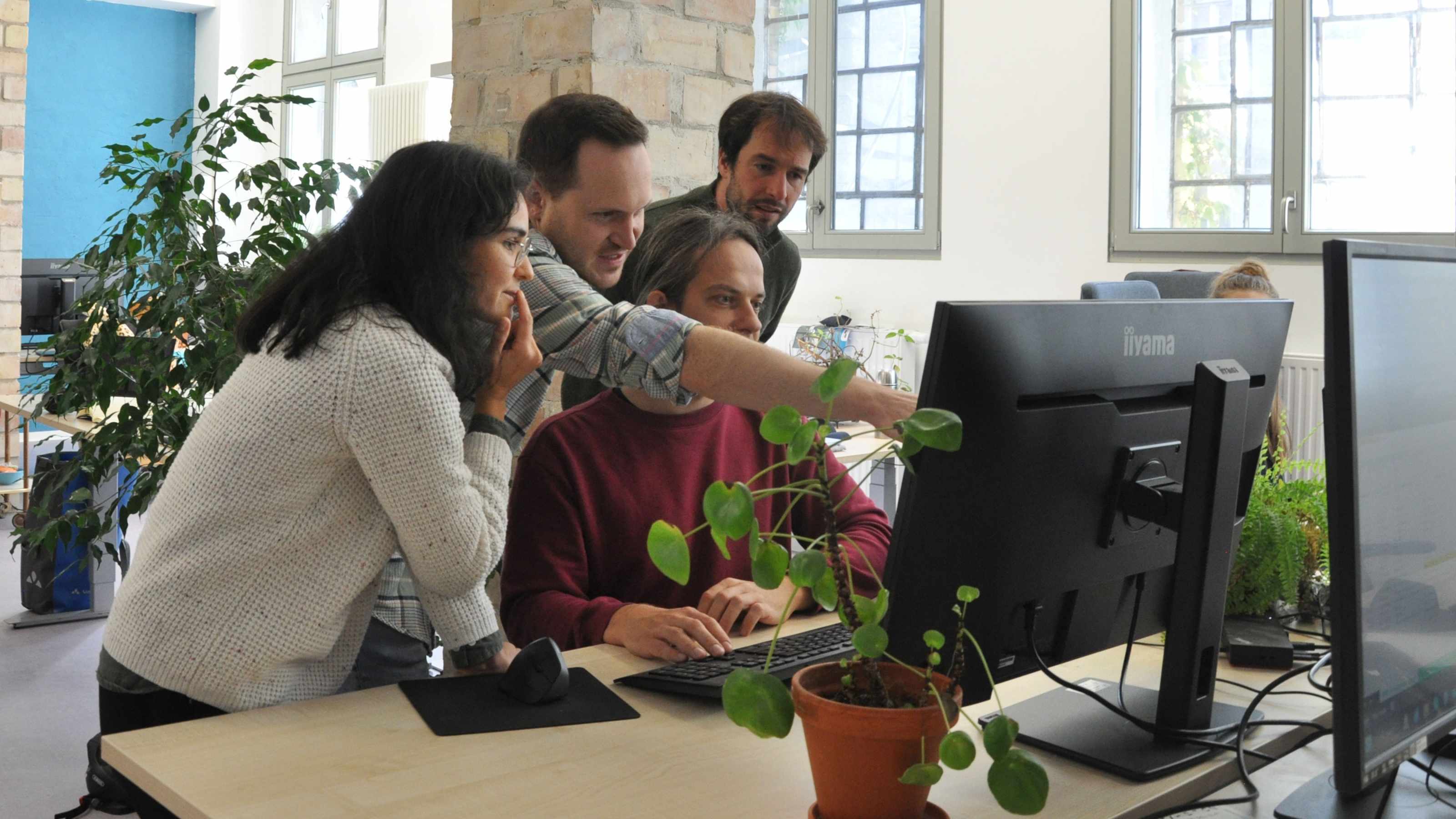 Das GOGEL-Team bei der Recherche im Berliner Büro