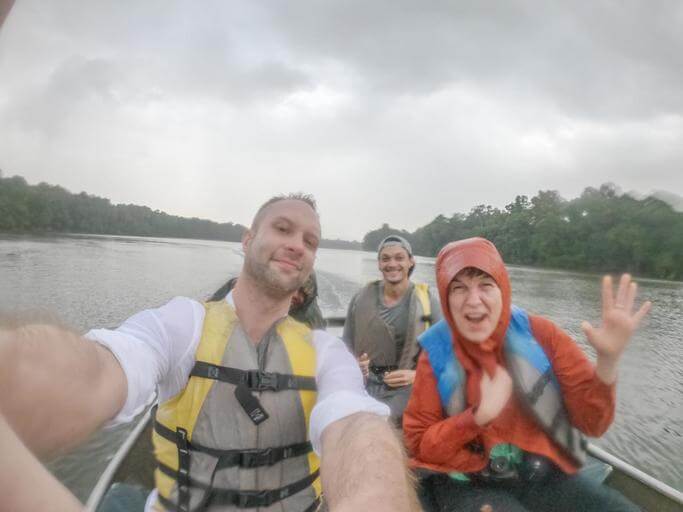 Der Regen hat uns auf dem Fluss voll erwischt.