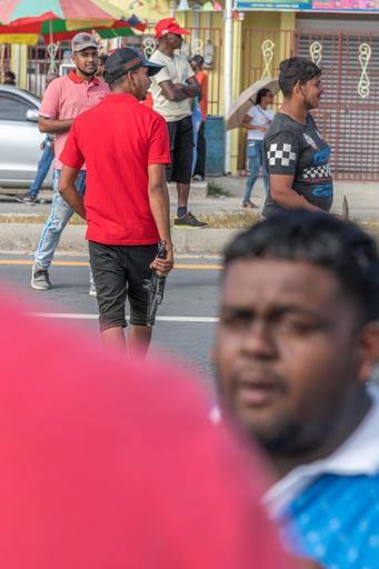 Bewaffneter Mann während der Proteste