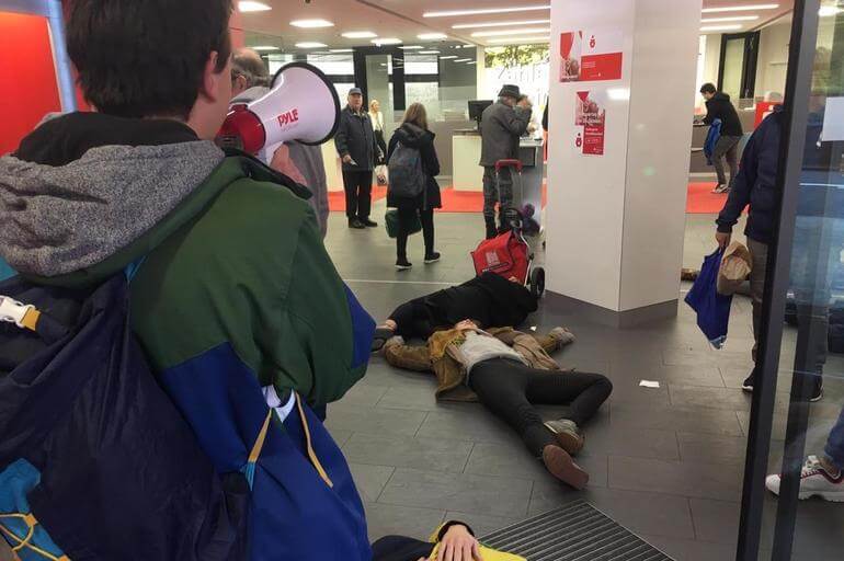 Proteste vor der Sparkasse 