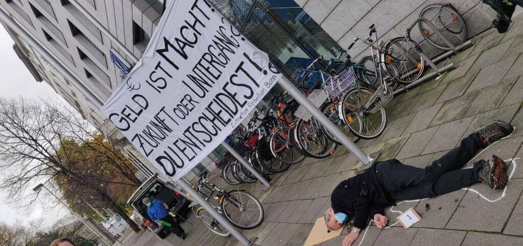 Die In vor Deutscher Bank in Bonn