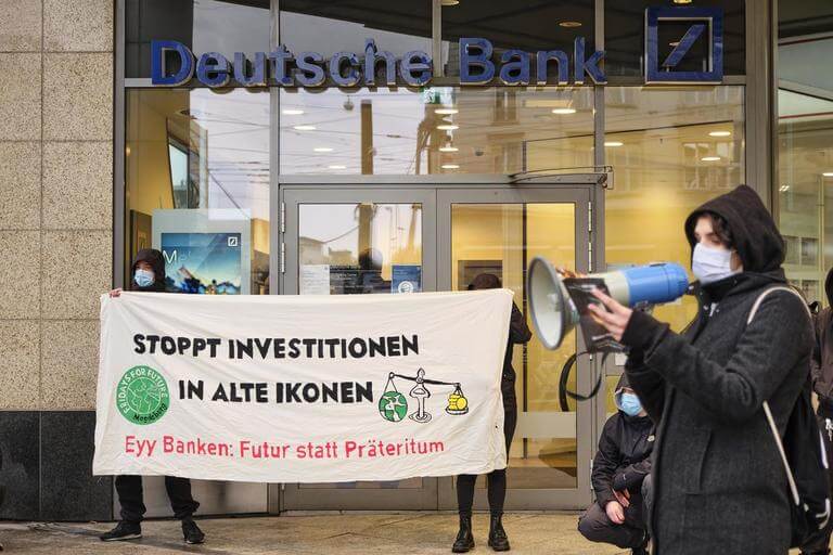 Fridays for Future Magdeburg vor Deutscher Bank