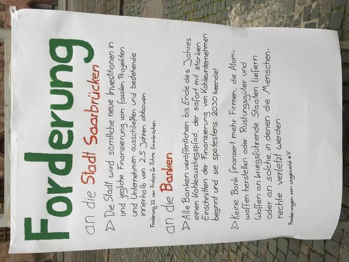 Aktion von Transition Town Saarbrücken und Fridays For Future vor der Sparkasse