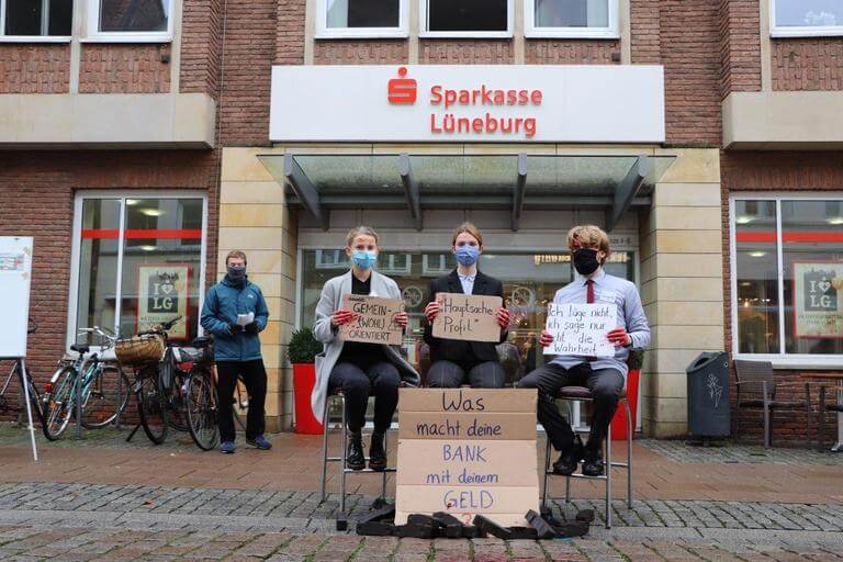 Fossil Free Lüneburg vor der Sparkasse