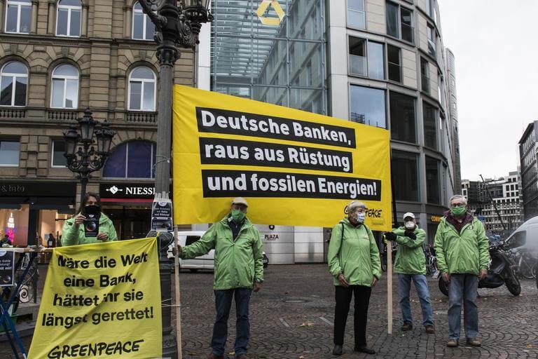 Greenpeace Frankfurt vor der Commerzbank