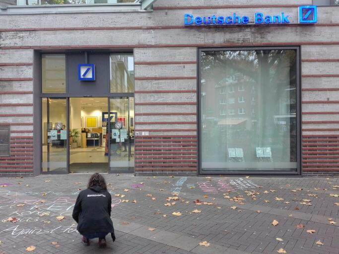 Kreideaktion vor der Deutschen Bank in Münster